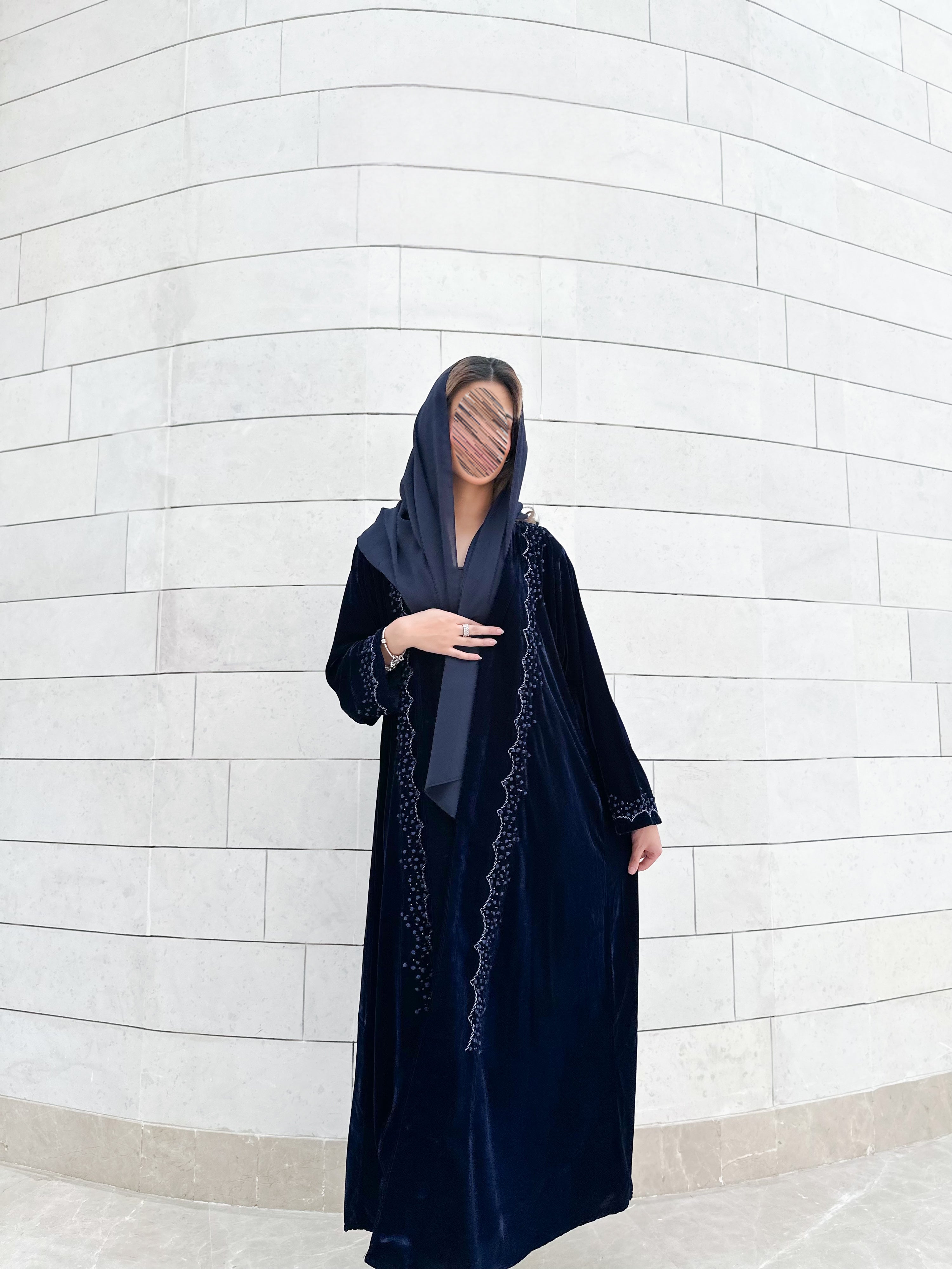 MWT725 - عباية مخمل بتطريز كحلي - Aya