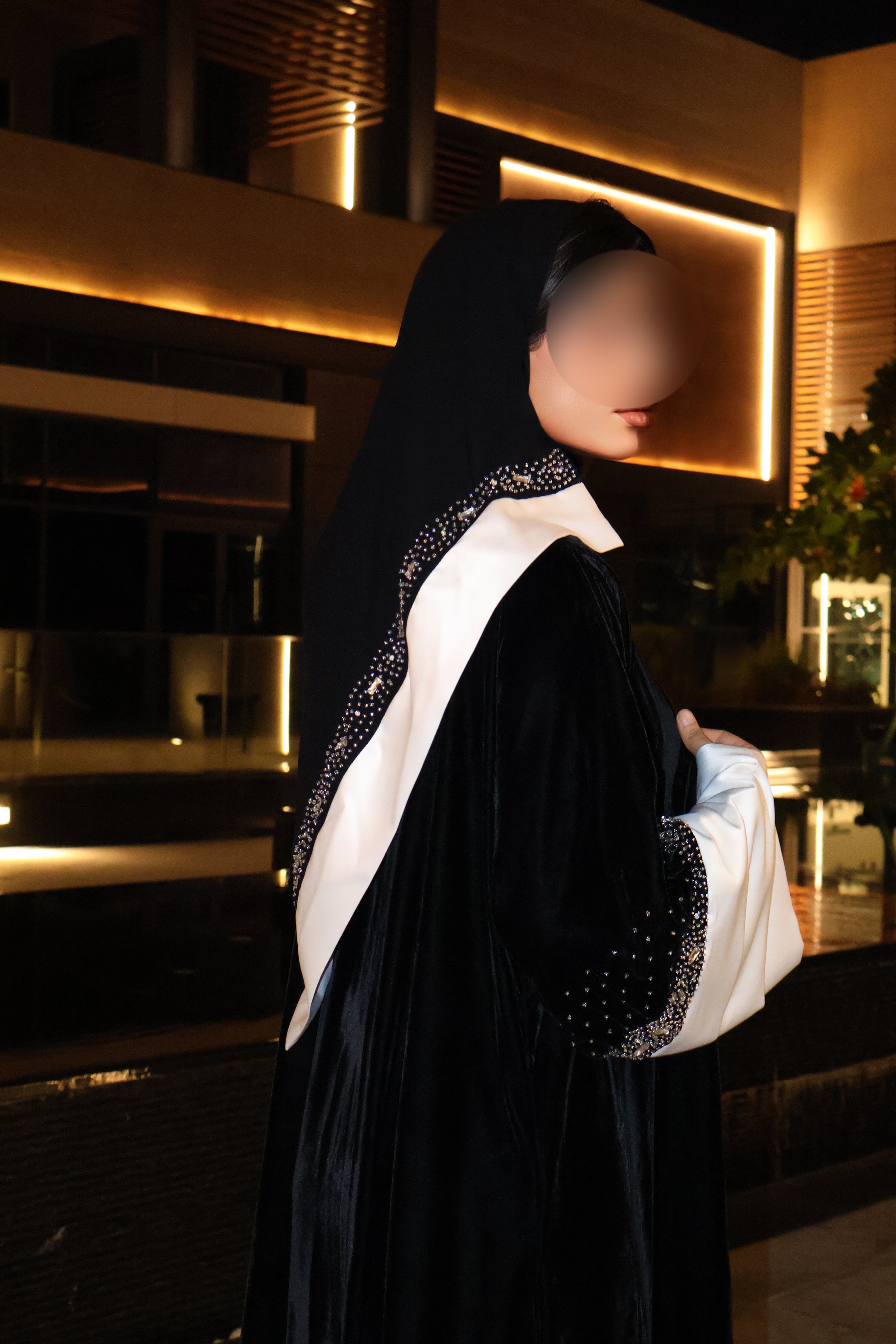 MWT669 - عباية مخمل اسود مع تدخيلة ابيض - Aya