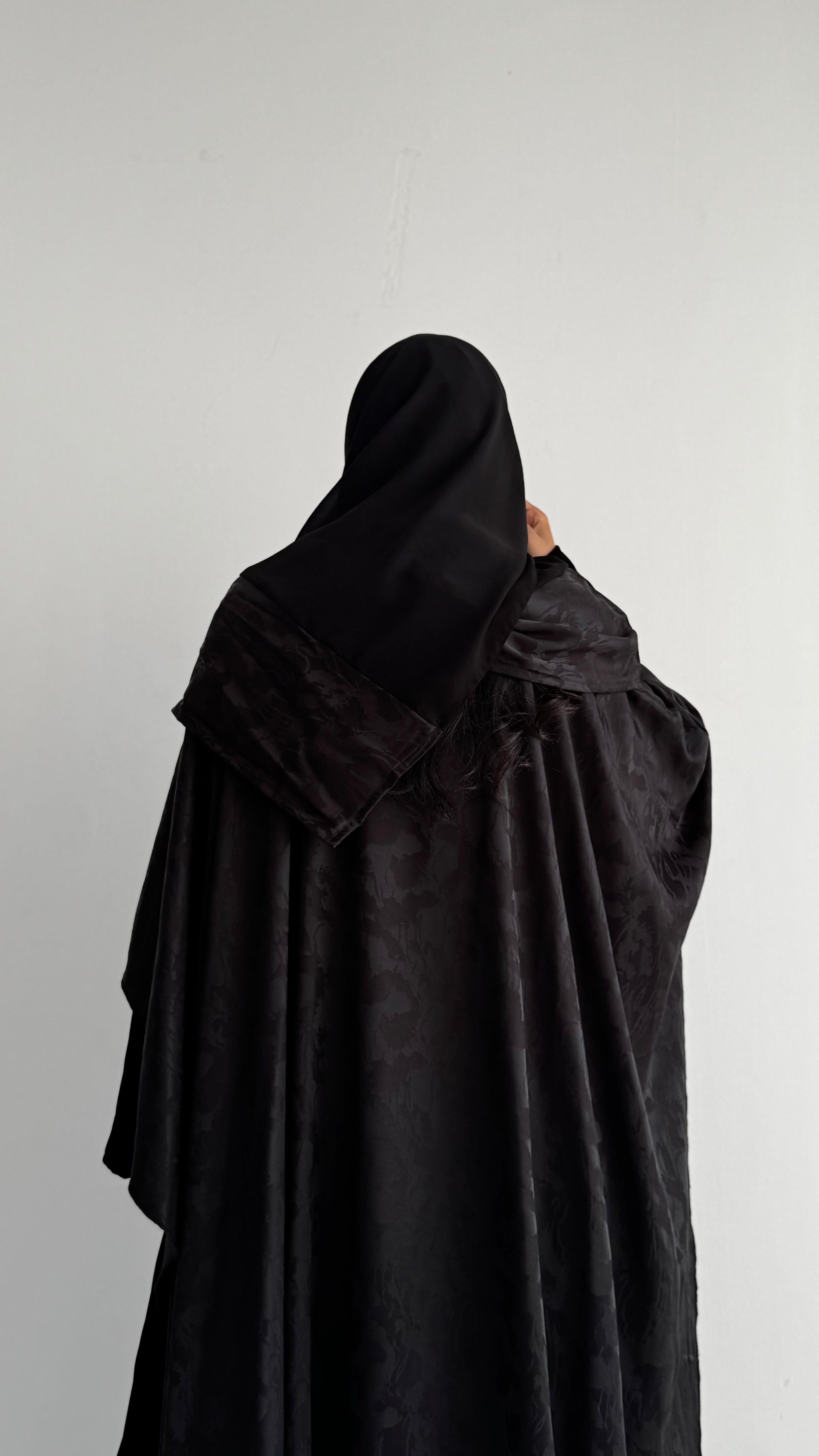 MW1849 - عباية مخمل مع اضافة قطعة من الجاكار لتعطي اطلالة راقية وعصرية - Aya