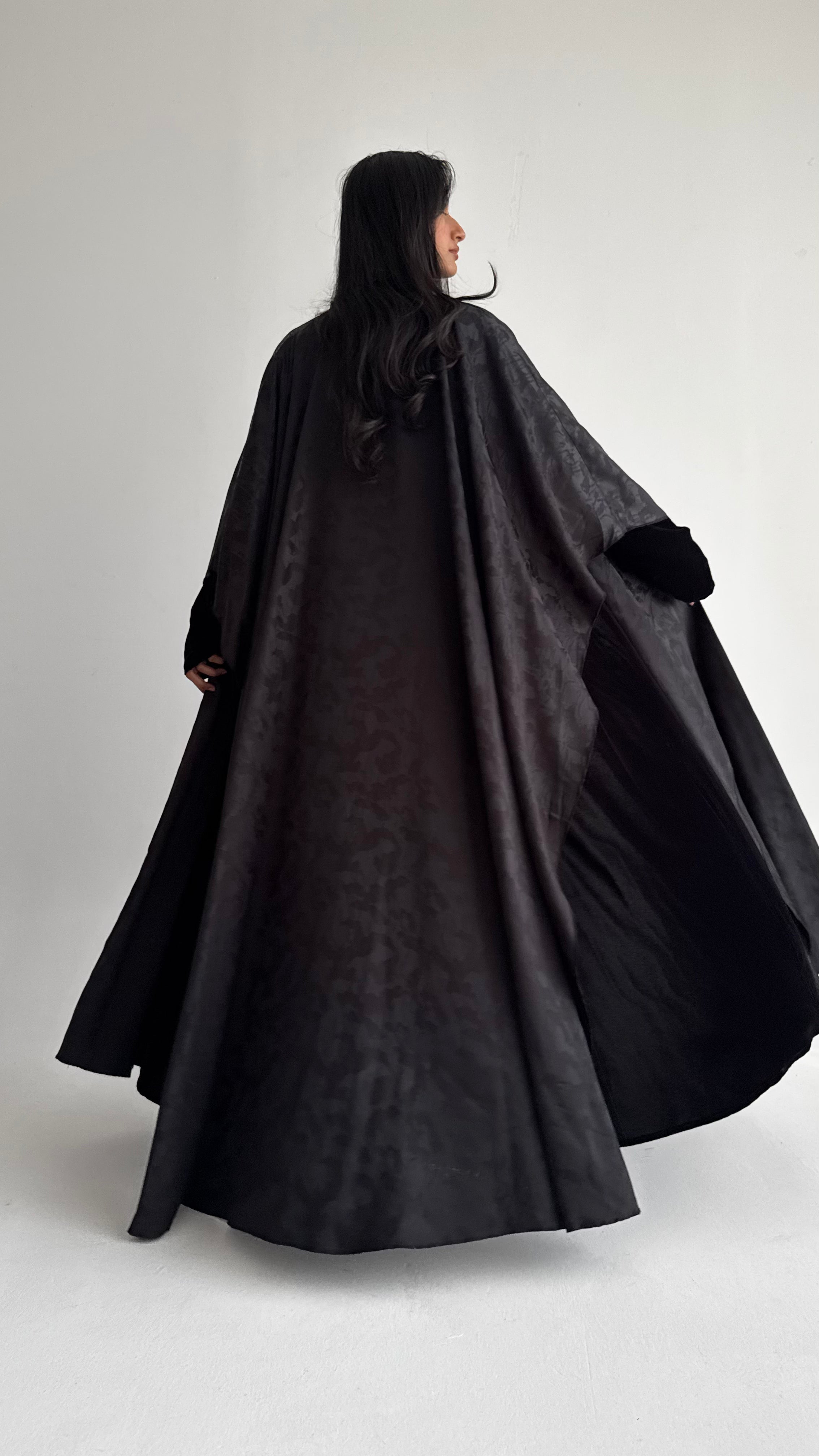 MW1849 - عباية مخمل مع اضافة قطعة من الجاكار لتعطي اطلالة راقية وعصرية - Aya