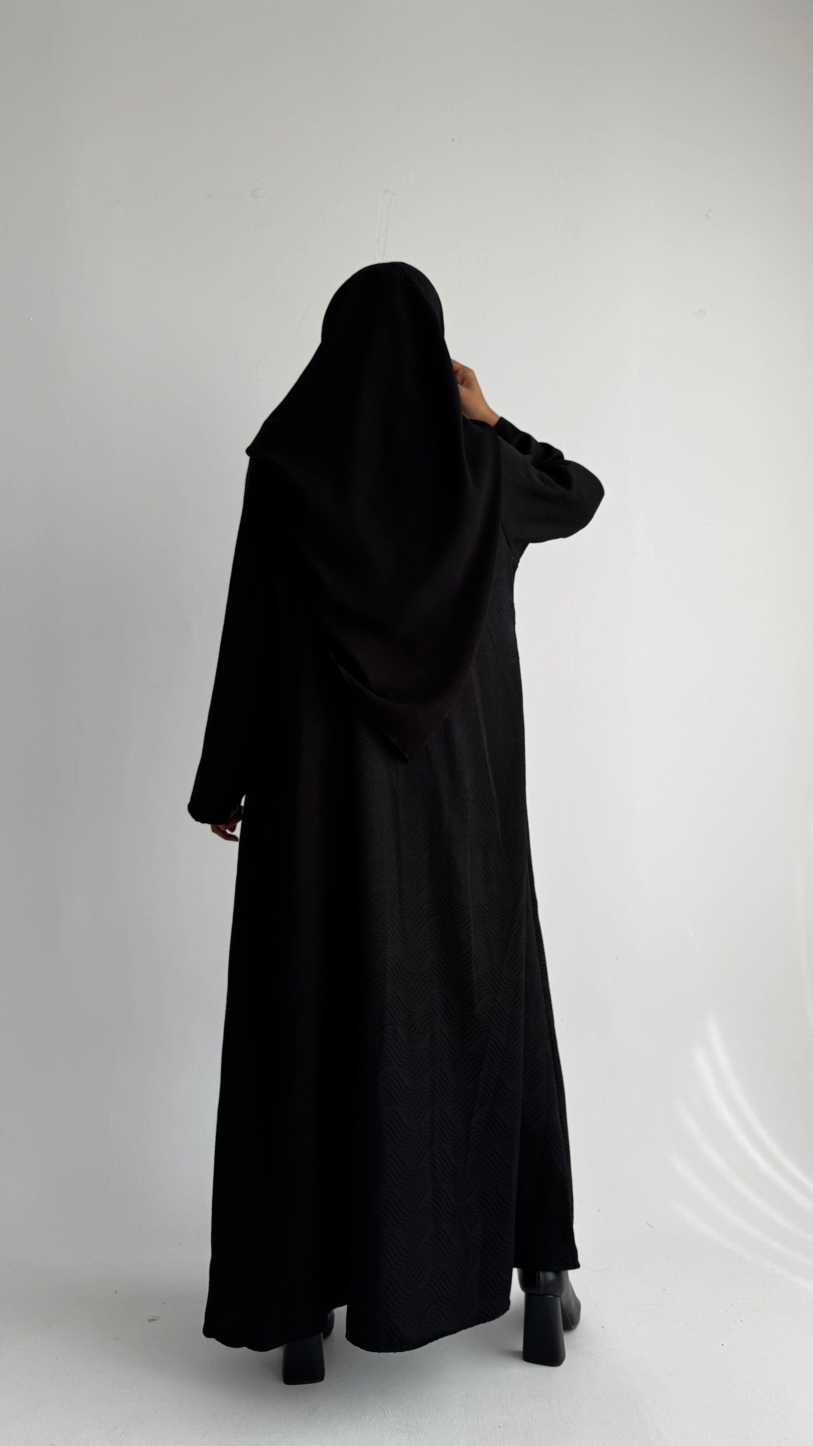 MW1844 - عباية جاكار فاخرة بتصميم ياقة بليزر ناعم مع ربطة أمامية تمنحك إطلالة راقية وعصرية - Aya