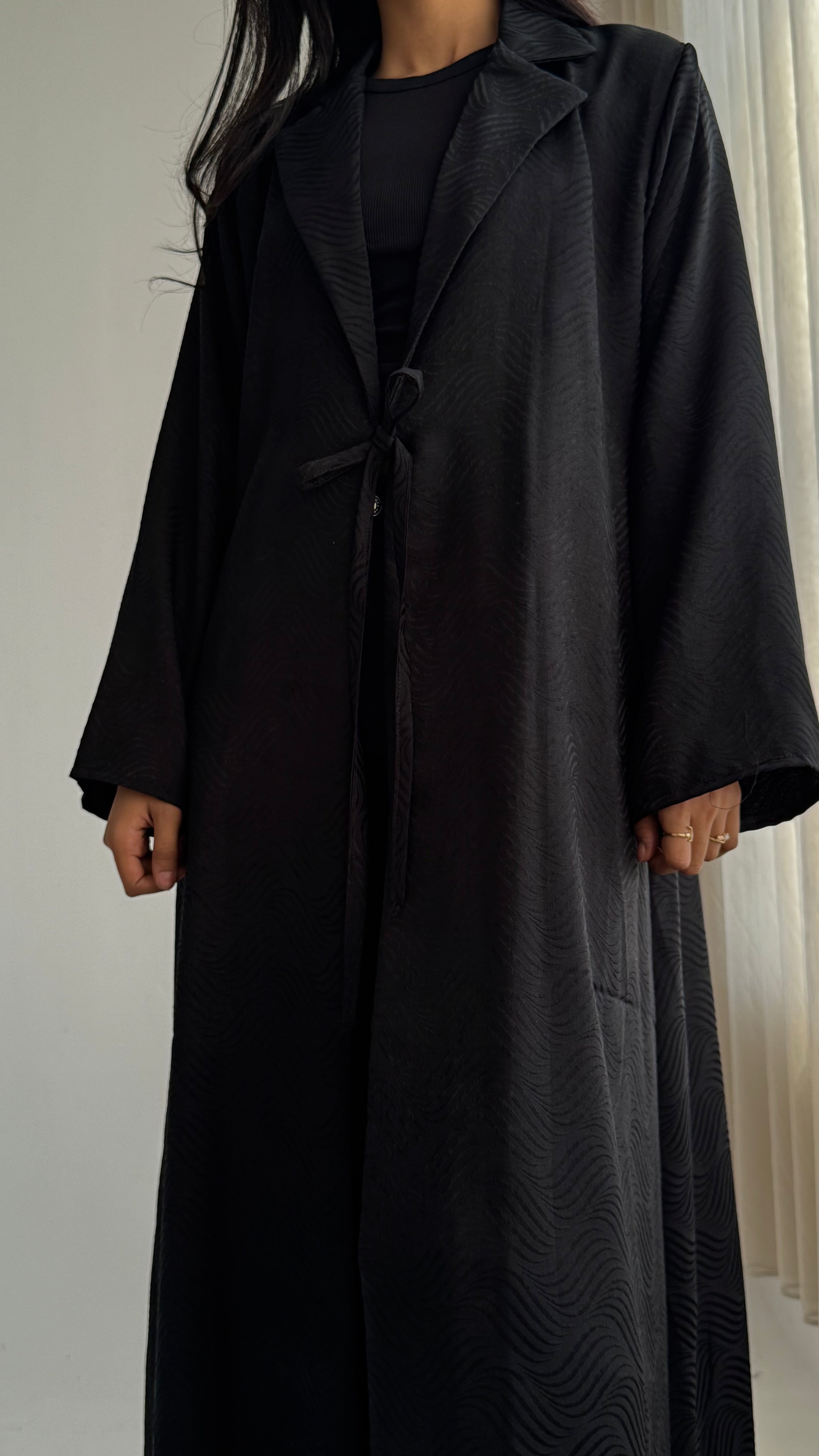 MW1844 - عباية جاكار فاخرة بتصميم ياقة بليزر ناعم مع ربطة أمامية تمنحك إطلالة راقية وعصرية - Aya