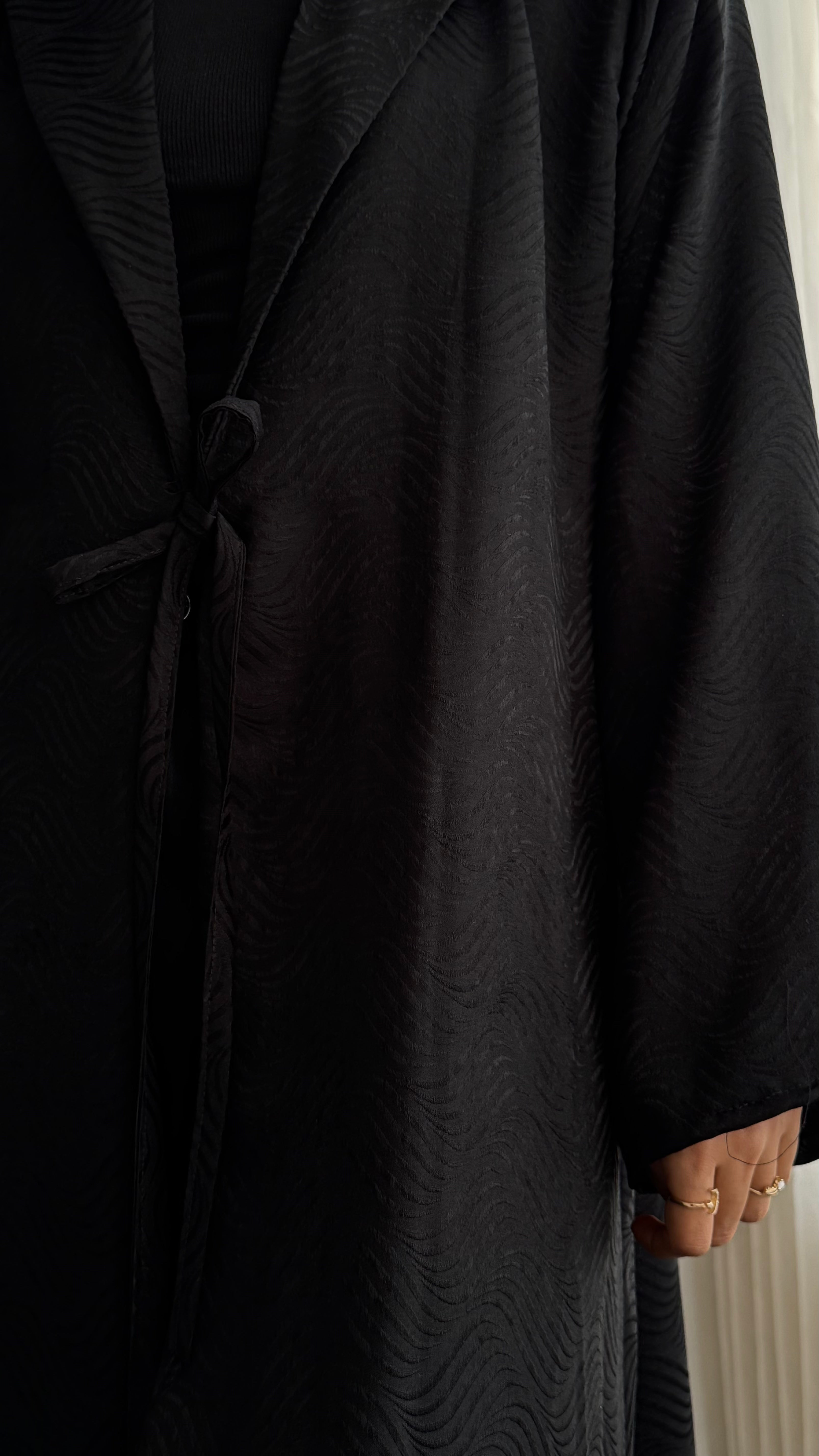 MW1844 - عباية جاكار فاخرة بتصميم ياقة بليزر ناعم مع ربطة أمامية تمنحك إطلالة راقية وعصرية - Aya