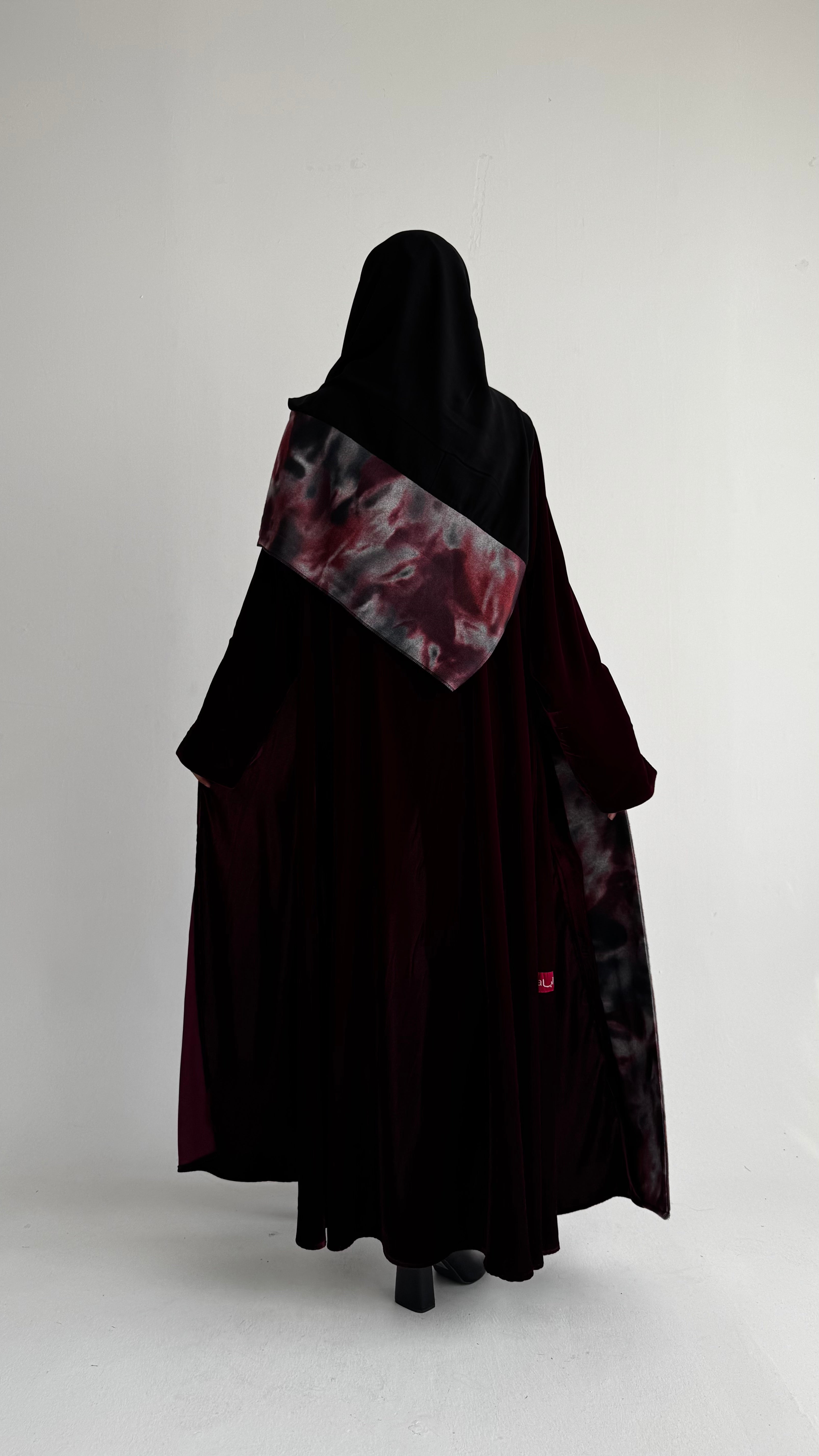 MW1846 - عباية مخمل فاخرة بتصميم قطعتين من الصوف الطباعة تمنحك اطلالة راقية وعصرية