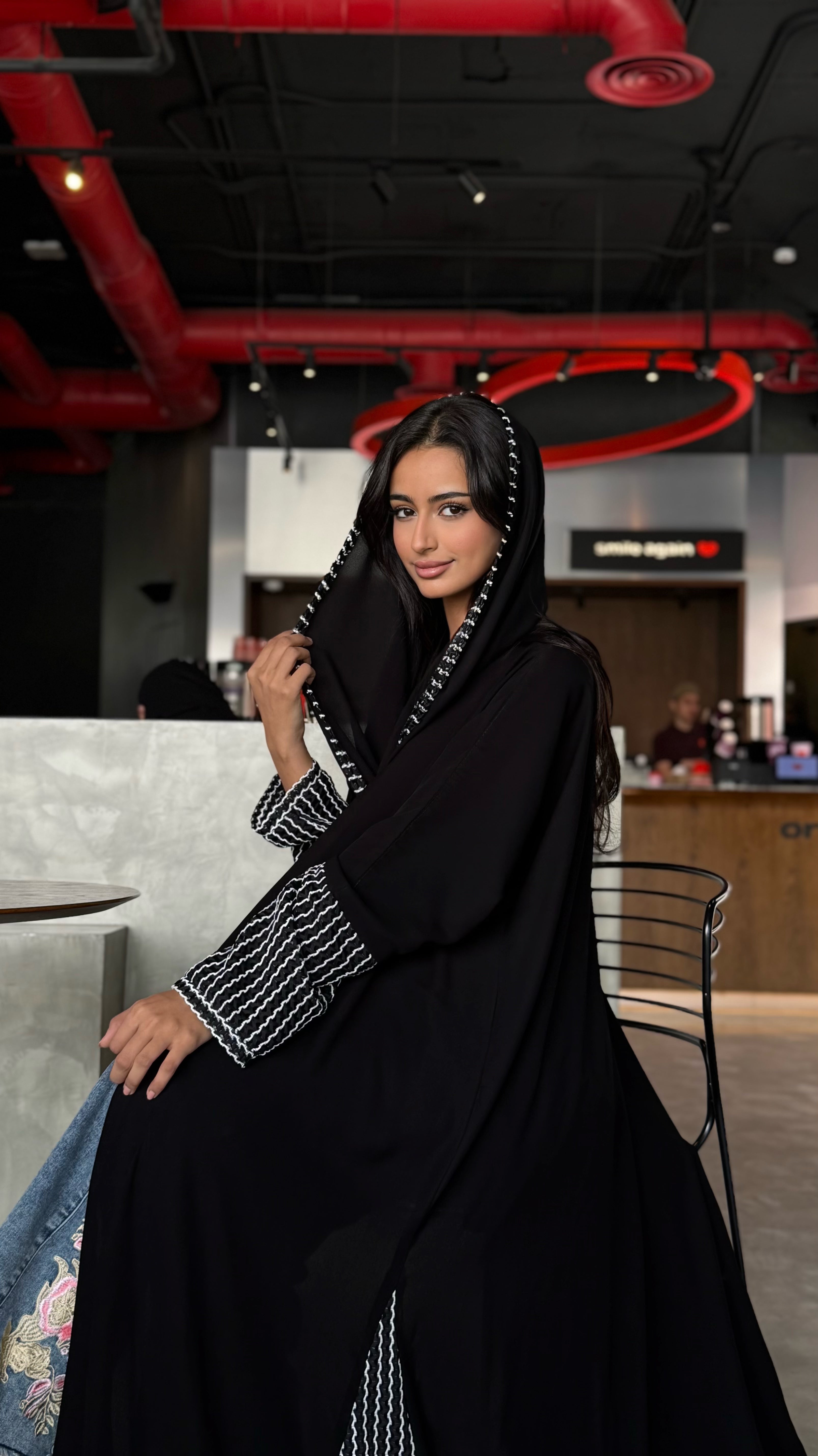 MW1400 - عباية سوداء مع تدخيلات بالكم والجوانب - Aya