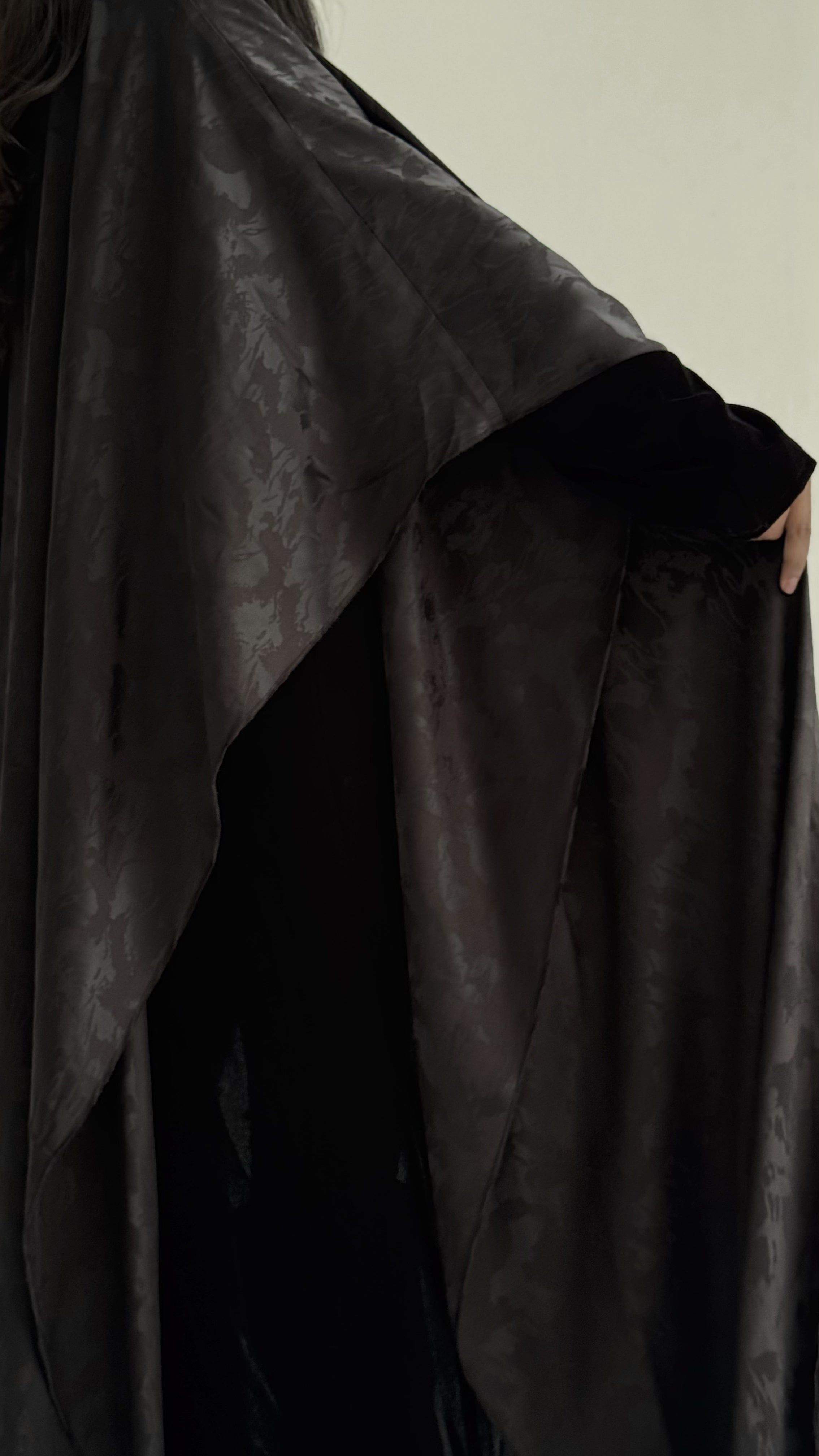 MW1849 - عباية مخمل مع اضافة قطعة من الجاكار لتعطي اطلالة راقية وعصرية - Aya