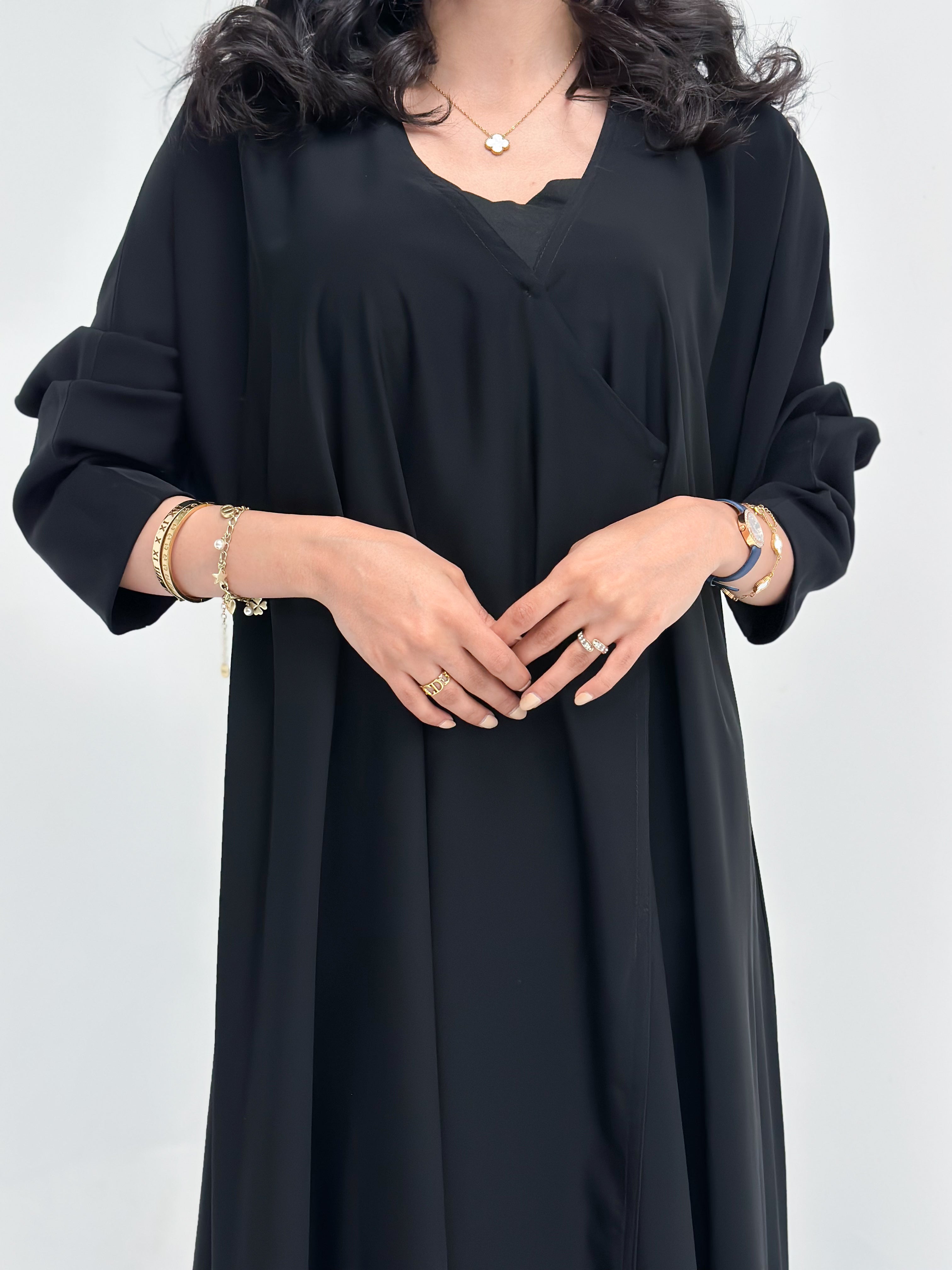 MW1447 -عباية مزينة بالأسود من الاكتاف والاكمام - Aya