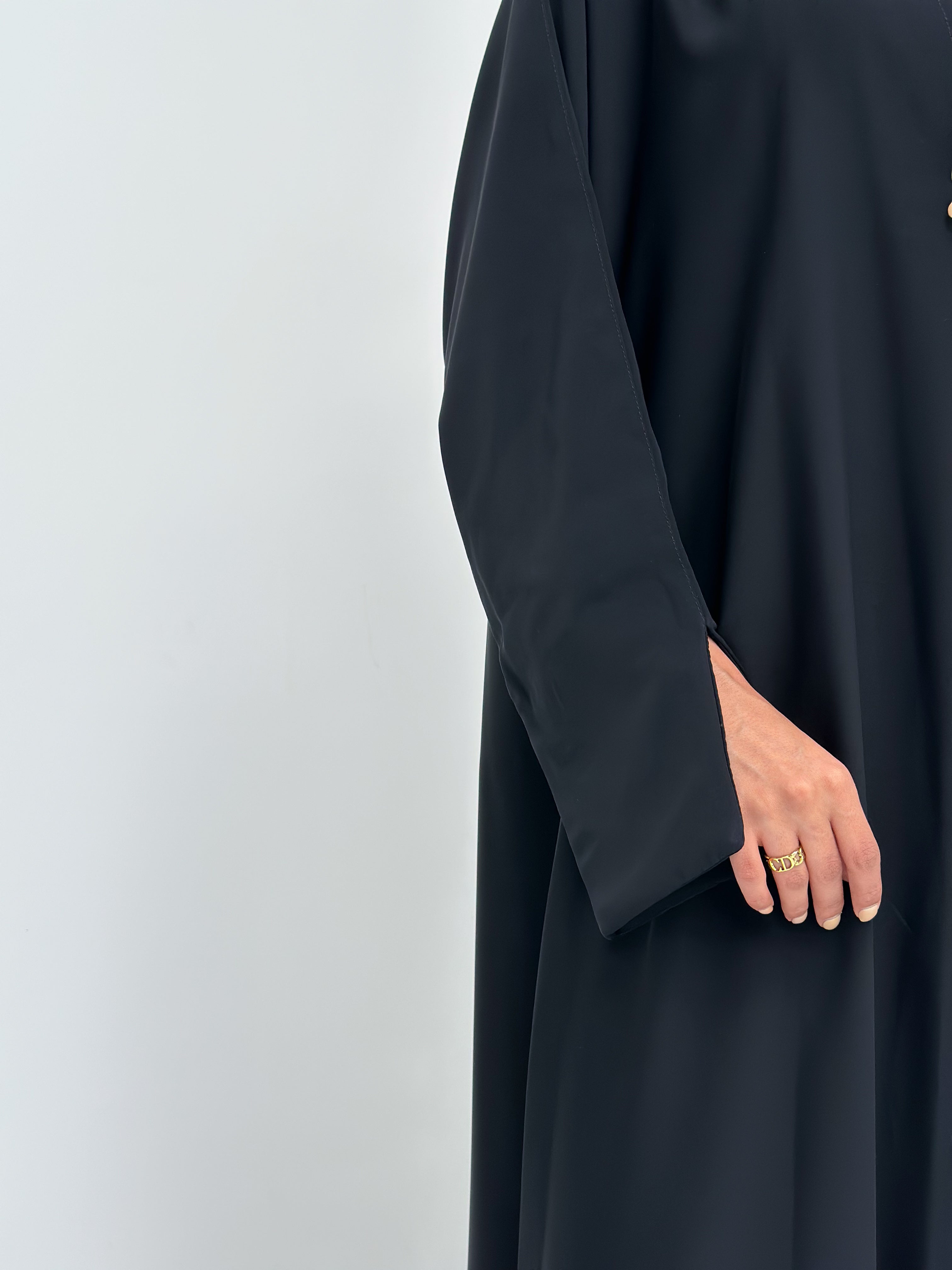 MW1435 عباية عملية من الكريب الناعم واكمام مفتوحة - Aya