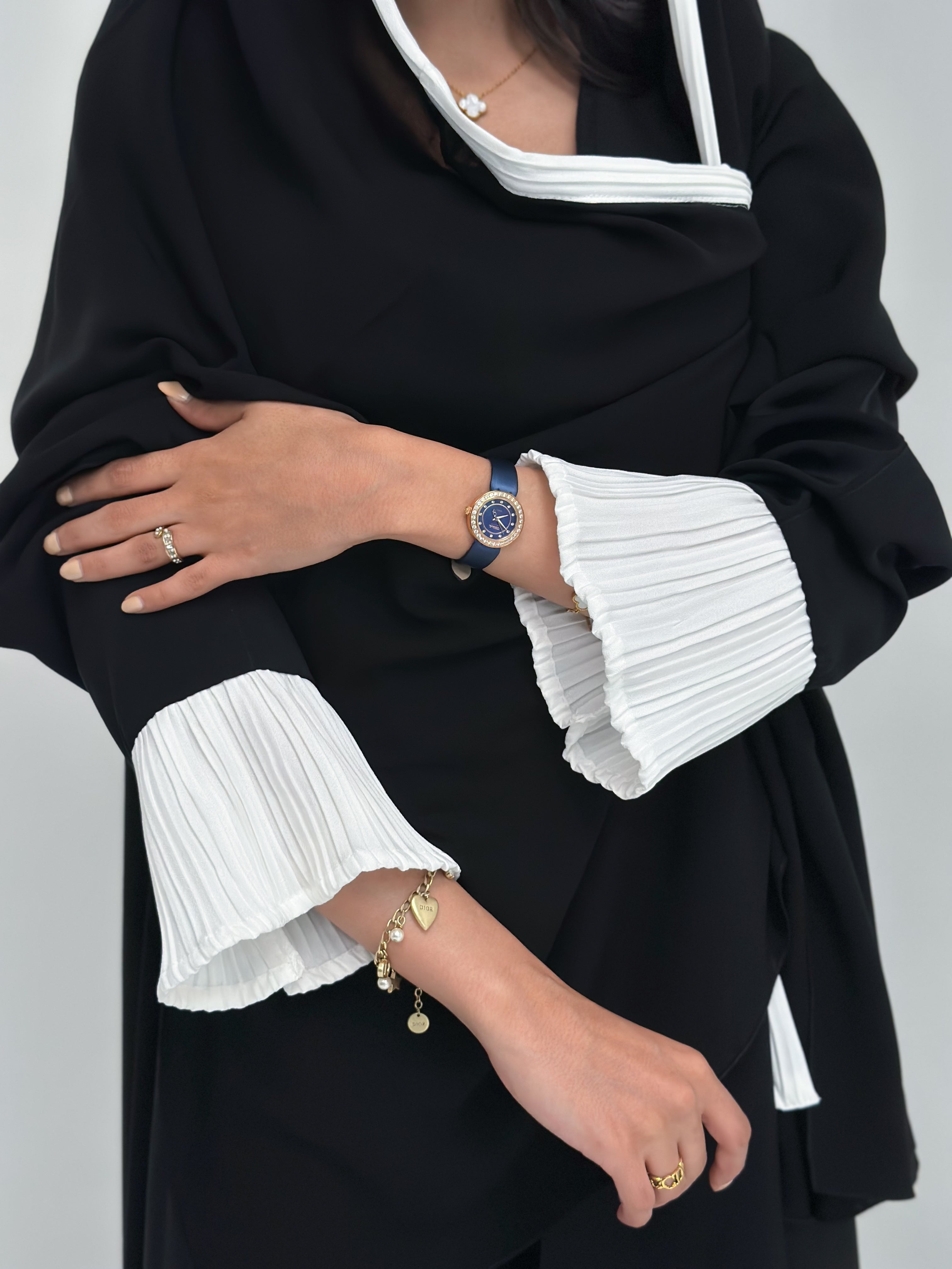 MW645 - Light Crepe Standing with Jacquard Half-Cloche