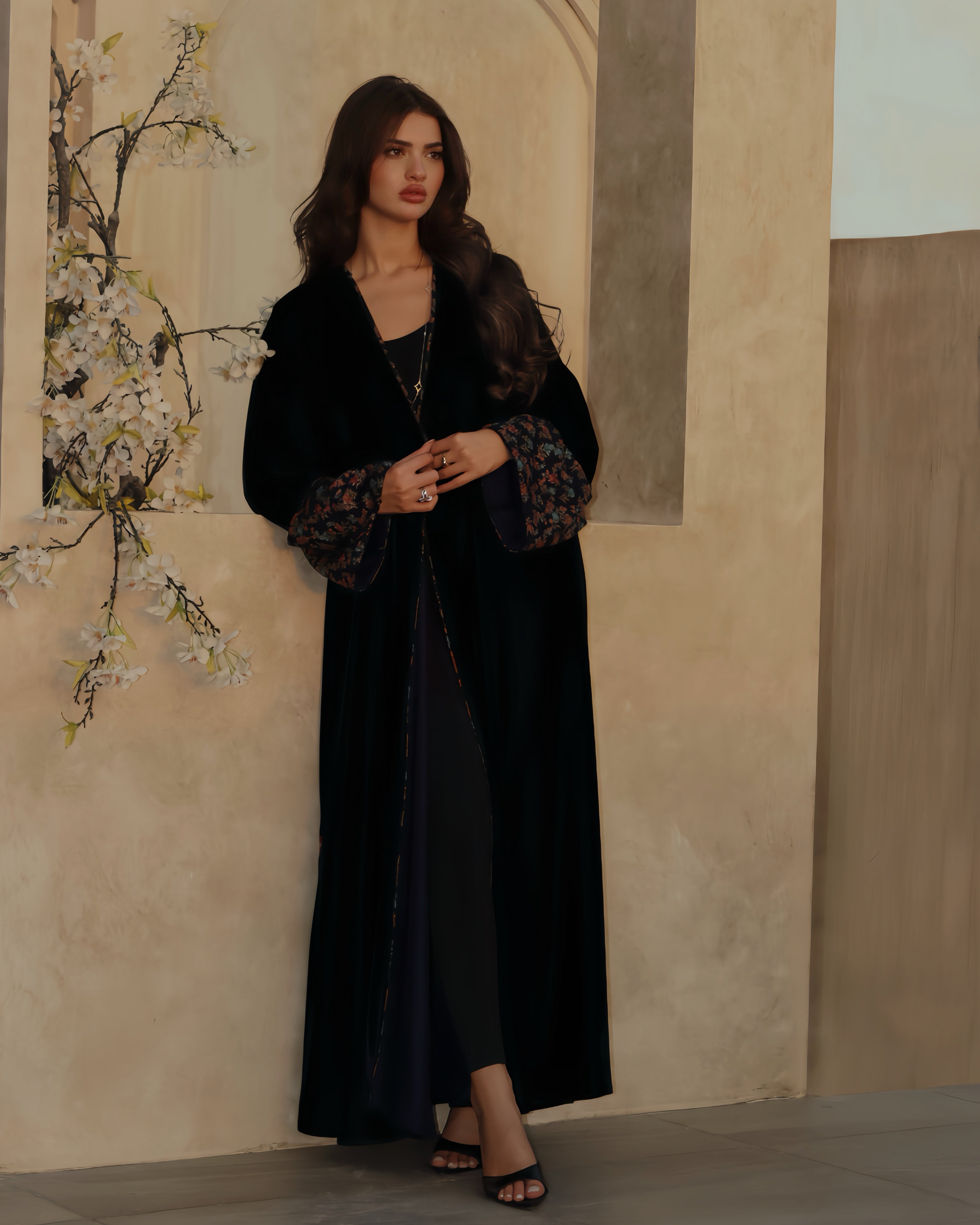 MWT708 - عباية مخمل مع تدخيلة كشميري كحلي