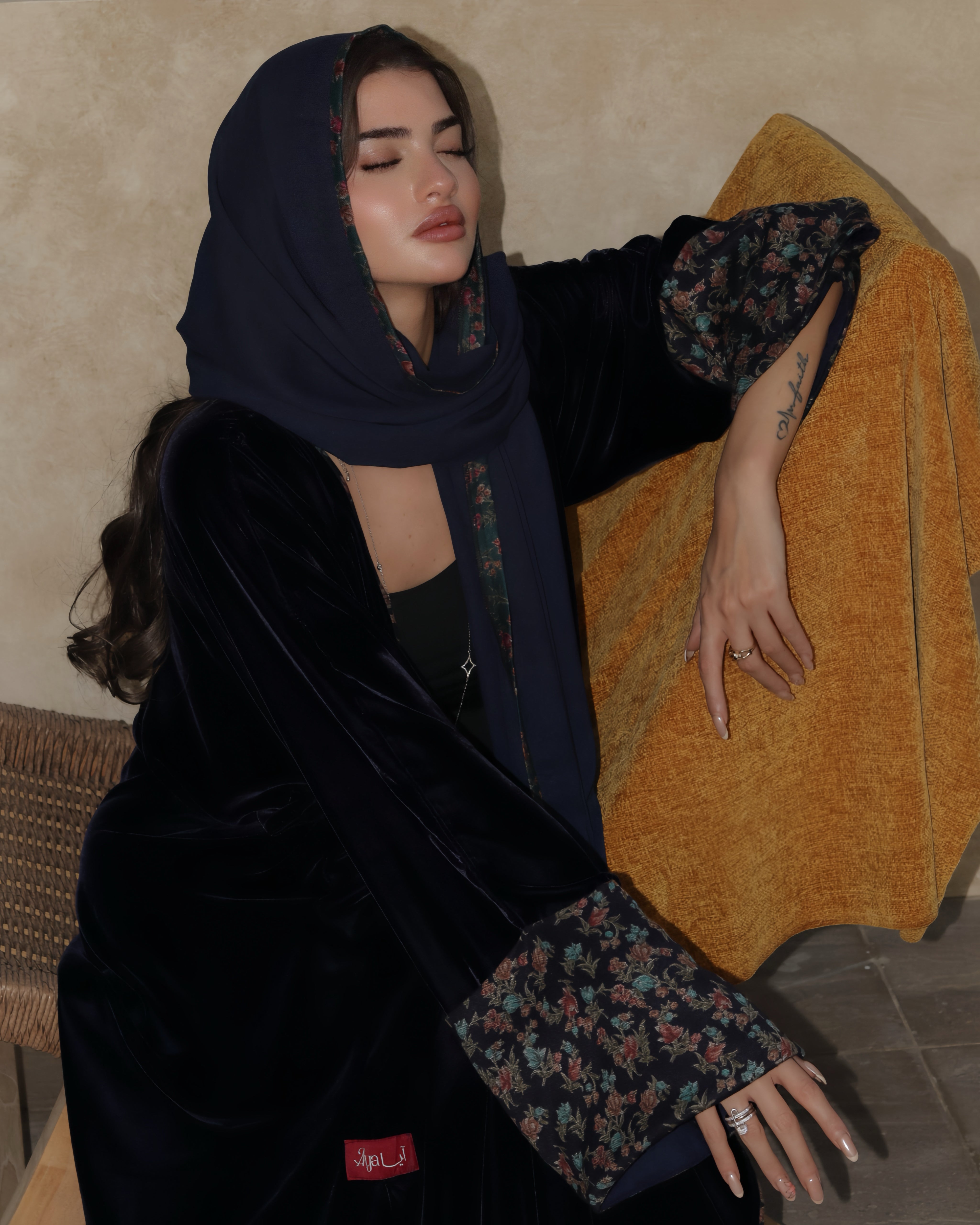 MWT708 - عباية مخمل مع تدخيلة كشميري كحلي