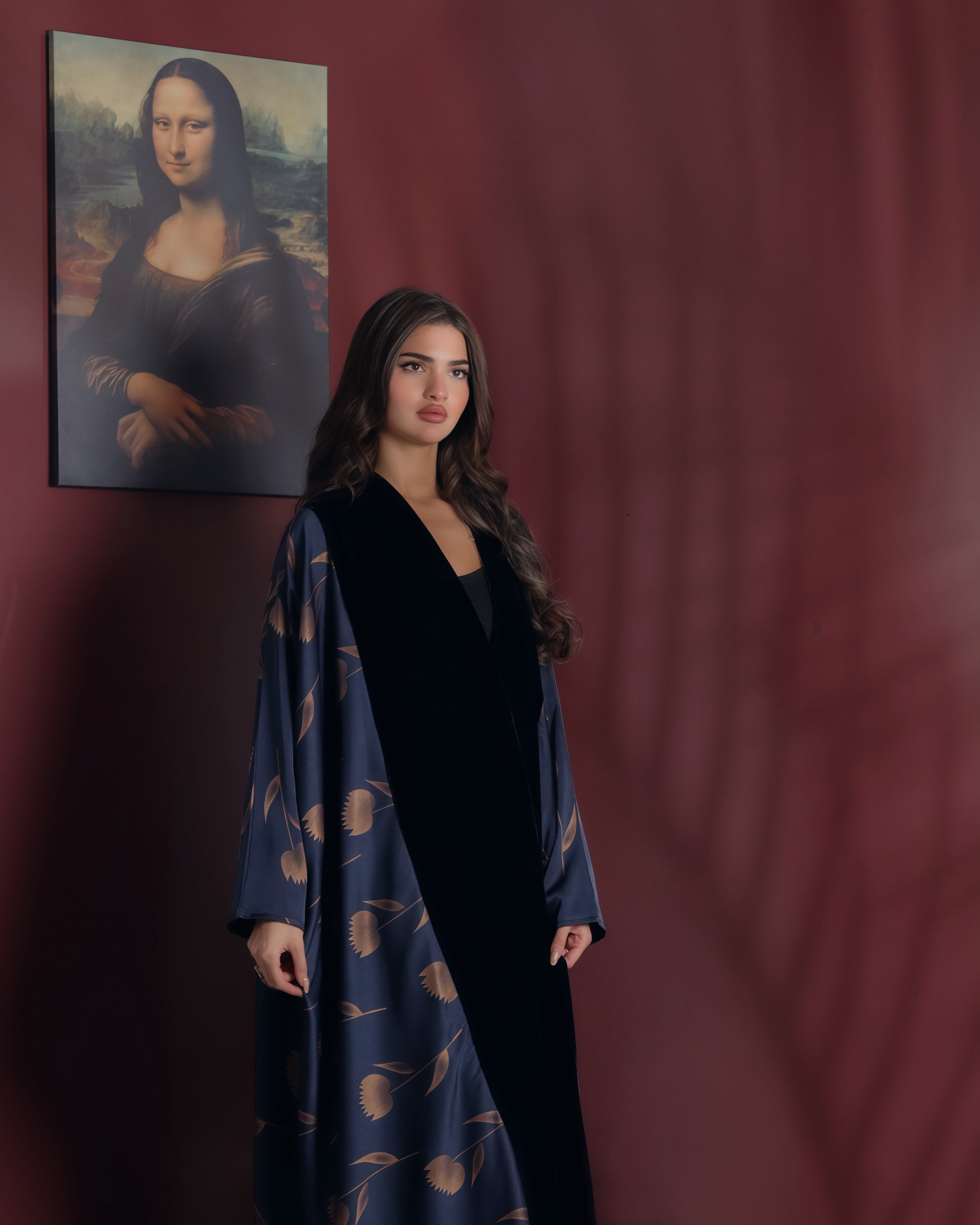 MW1865 - عباية مخمل مع اضافة الجاكار الراقي على الجنبين