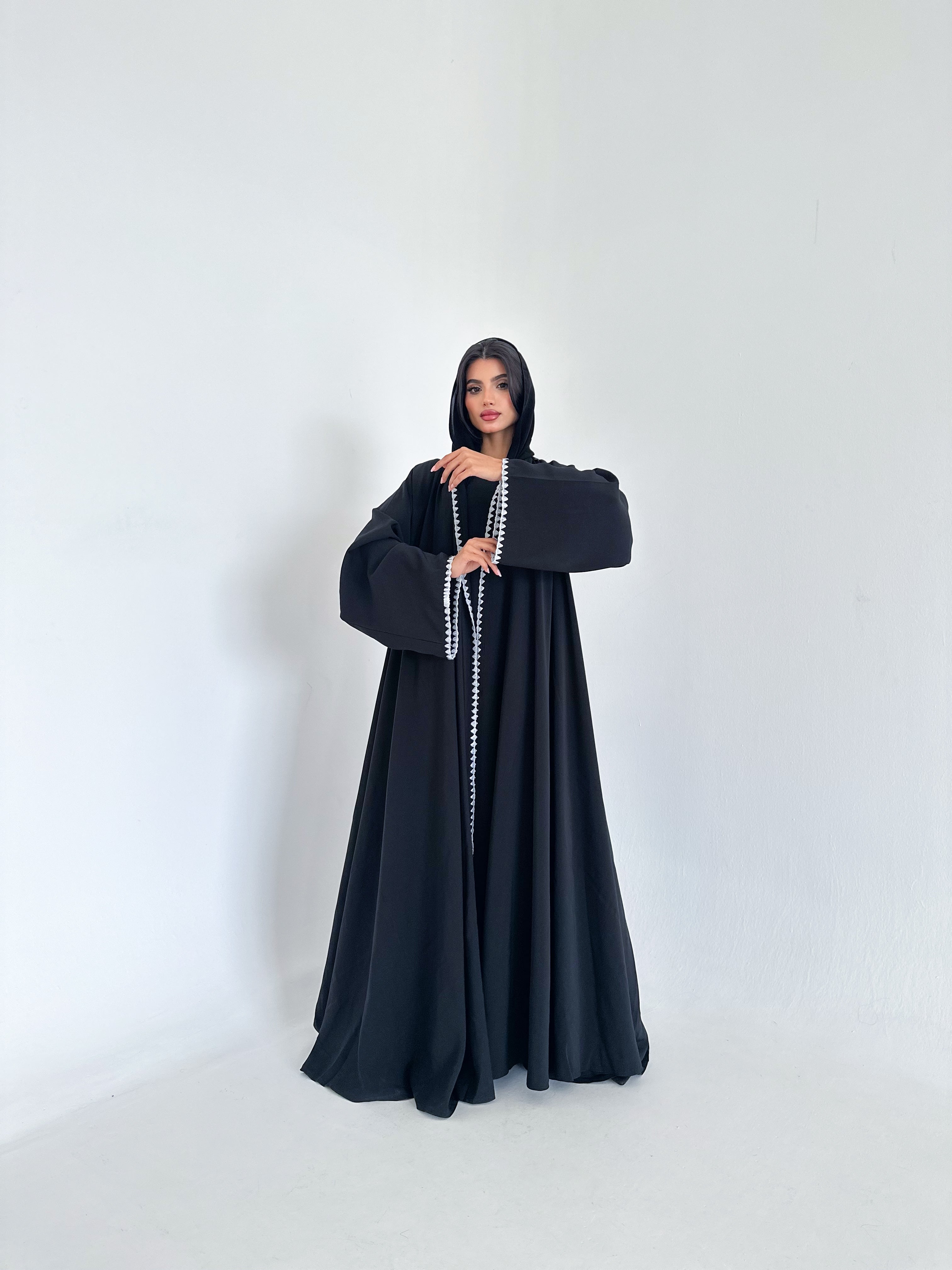 MW1369 - عباية سوداء بتطريز باللون الأبيض بالكم ومن الأمام - Aya