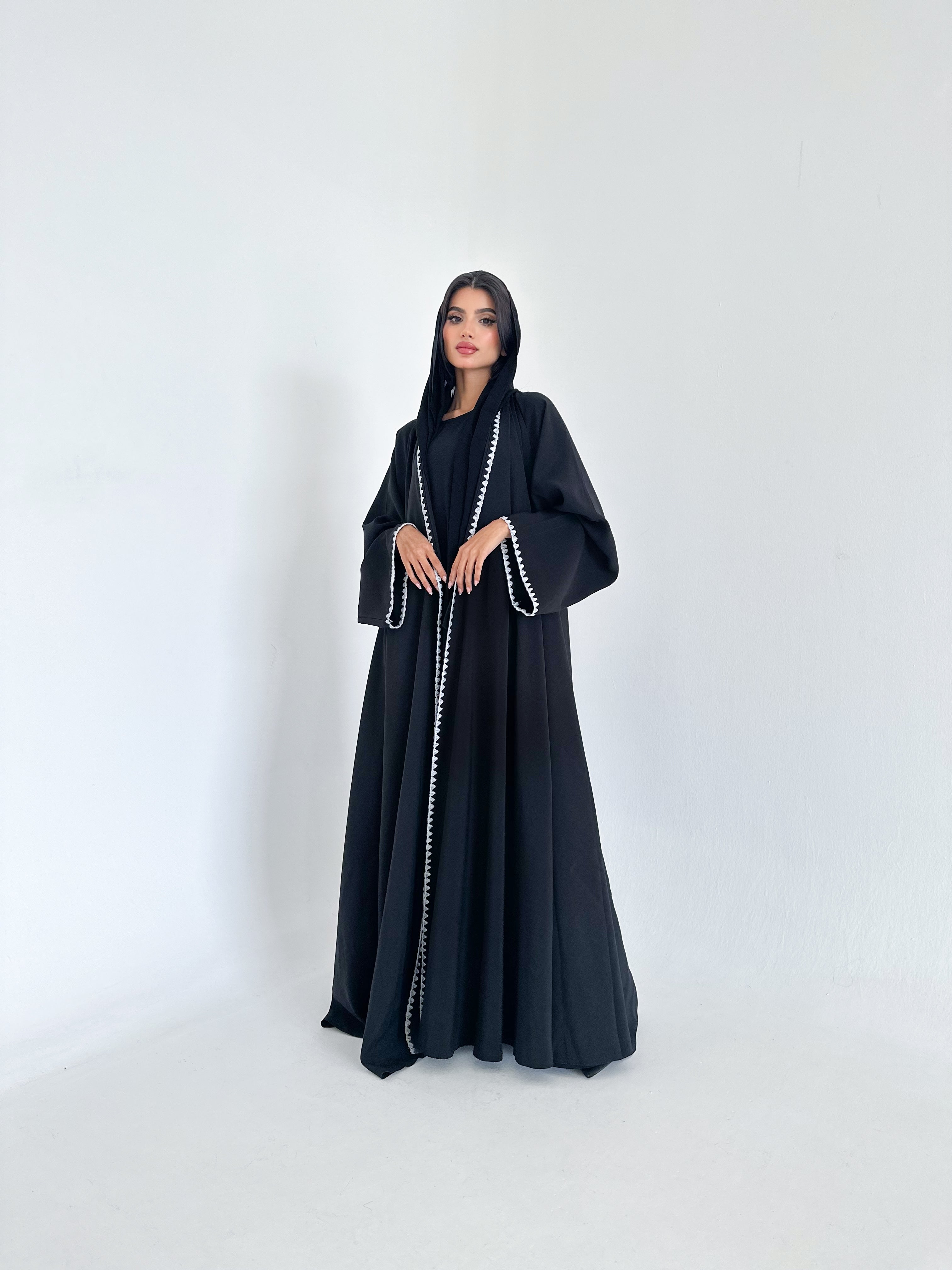 MW1369 - عباية سوداء بتطريز باللون الأبيض بالكم ومن الأمام - Aya