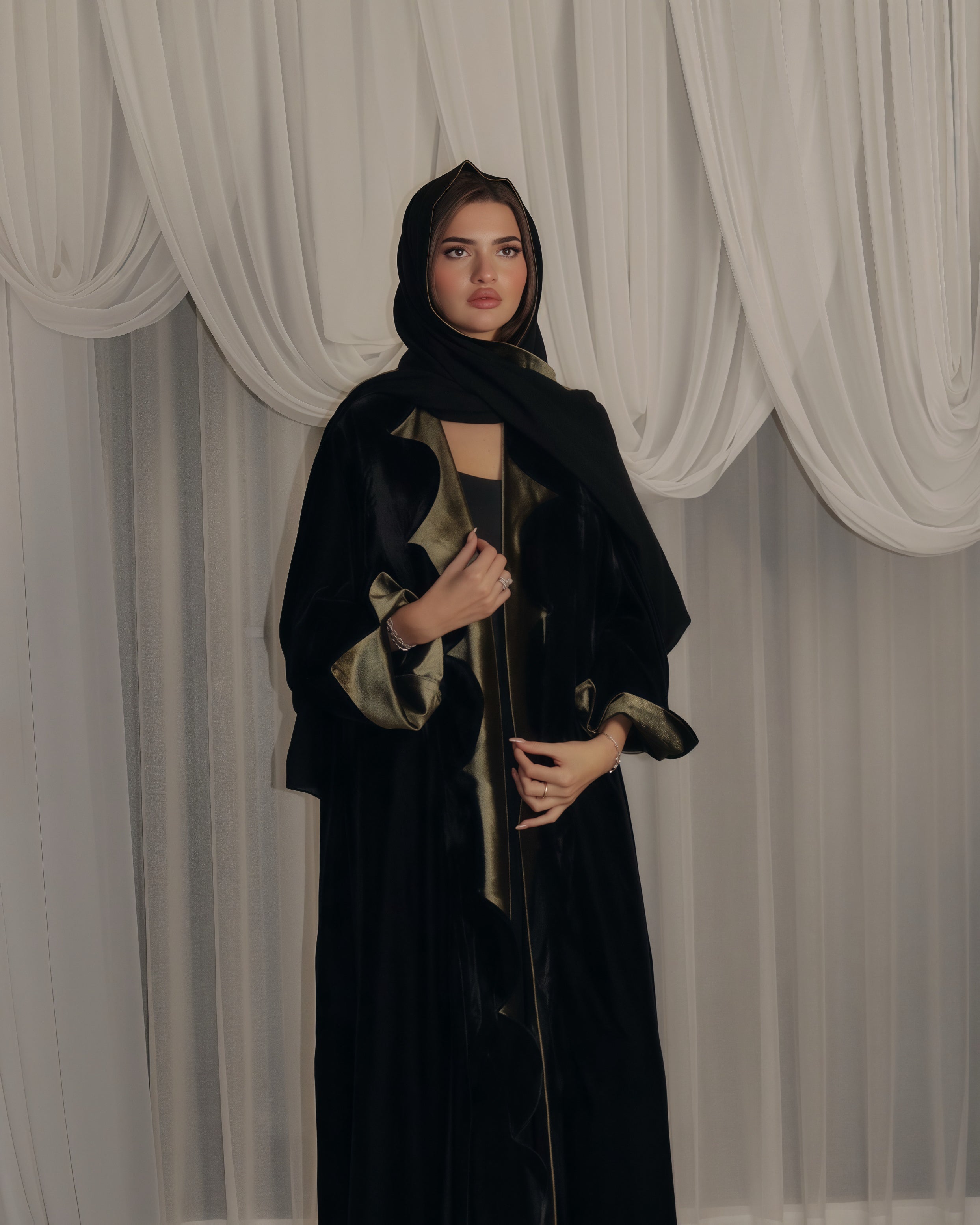 MW1832 - عباية مخمل باضافة قصة من الجاكار في الامام