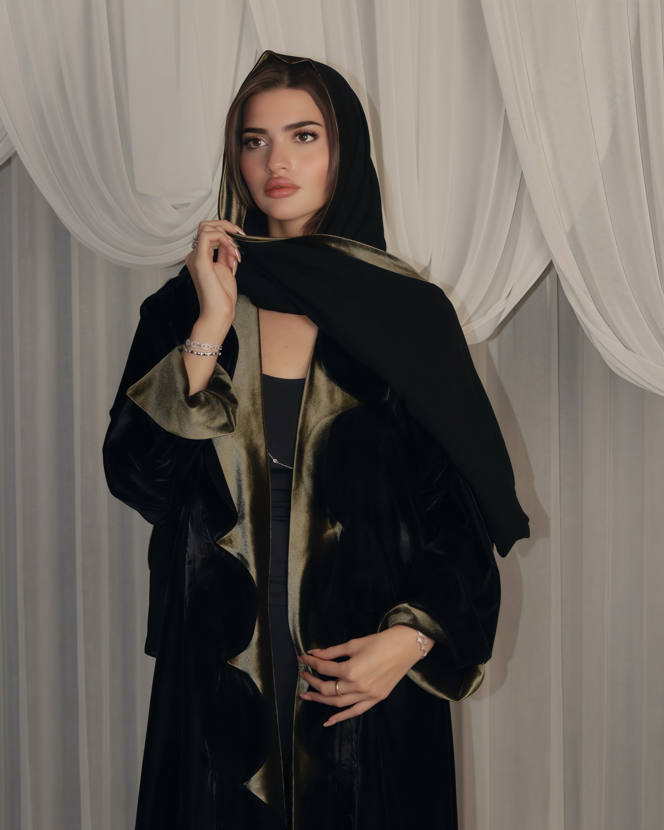 MW1832 - عباية مخمل باضافة قصة من الجاكار في الامام