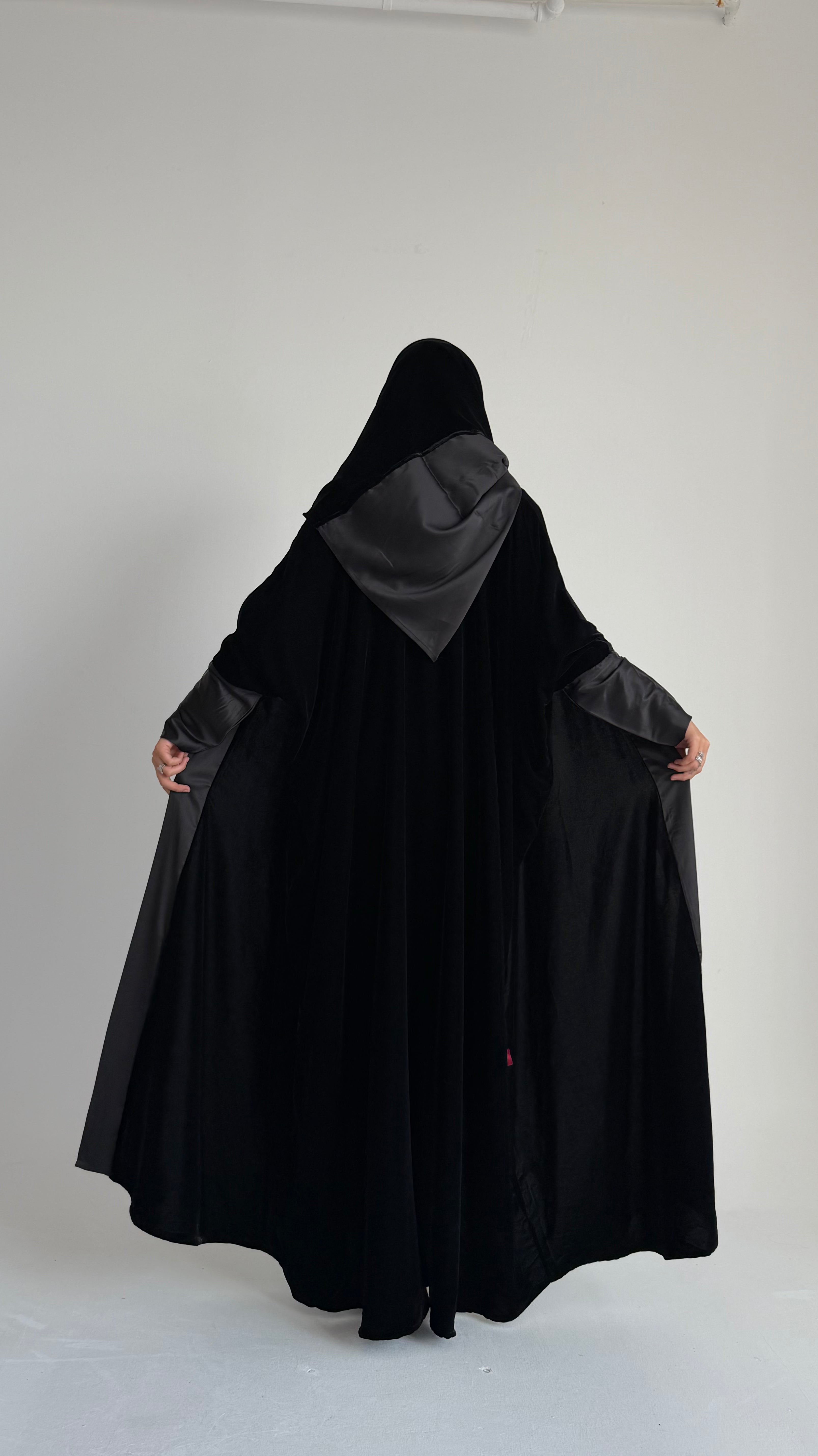 MWT396 - عباية شتوية مخمل مع تدخيله ساتان اسود - Aya