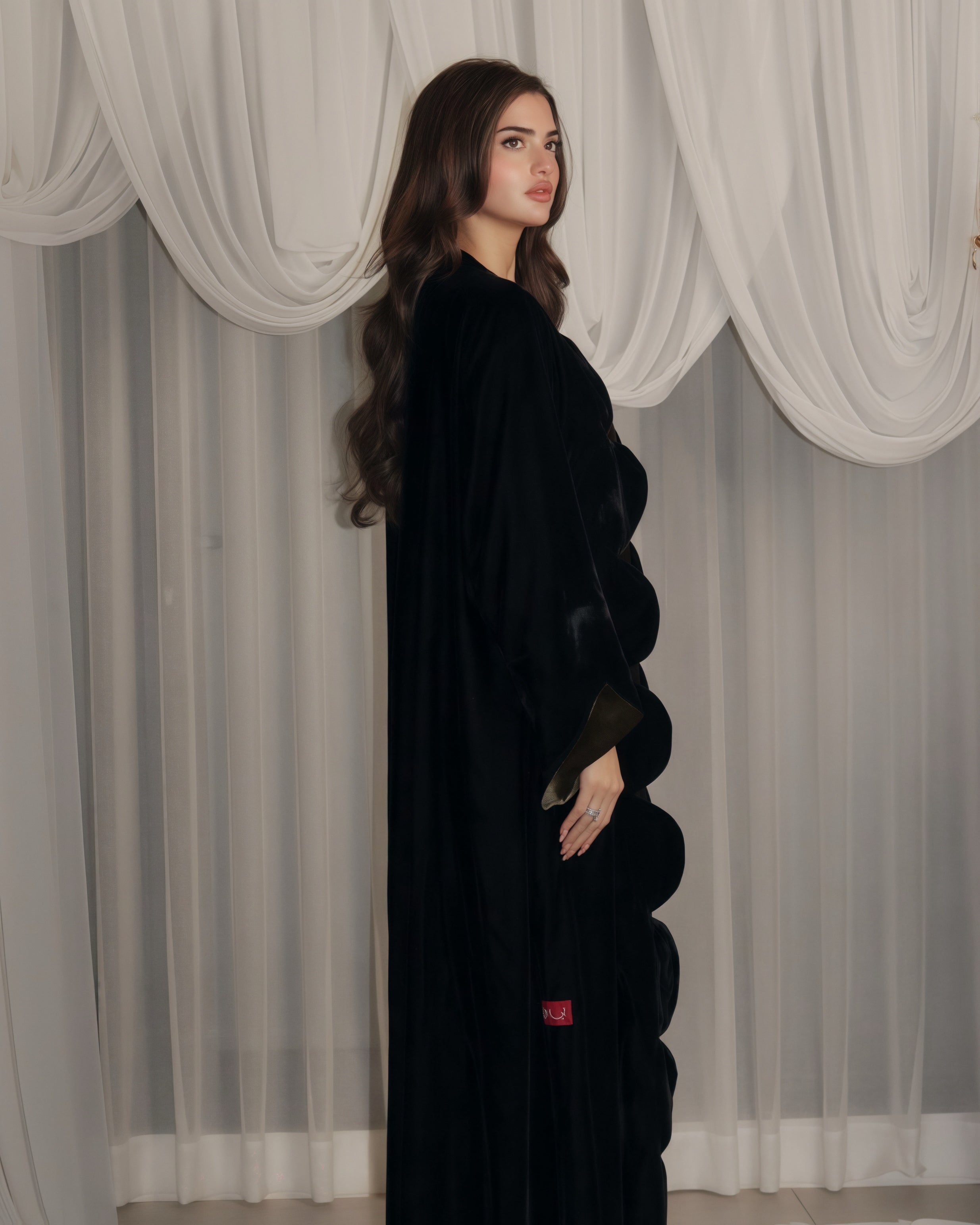 MW1832 - عباية مخمل باضافة قصة من الجاكار في الامام