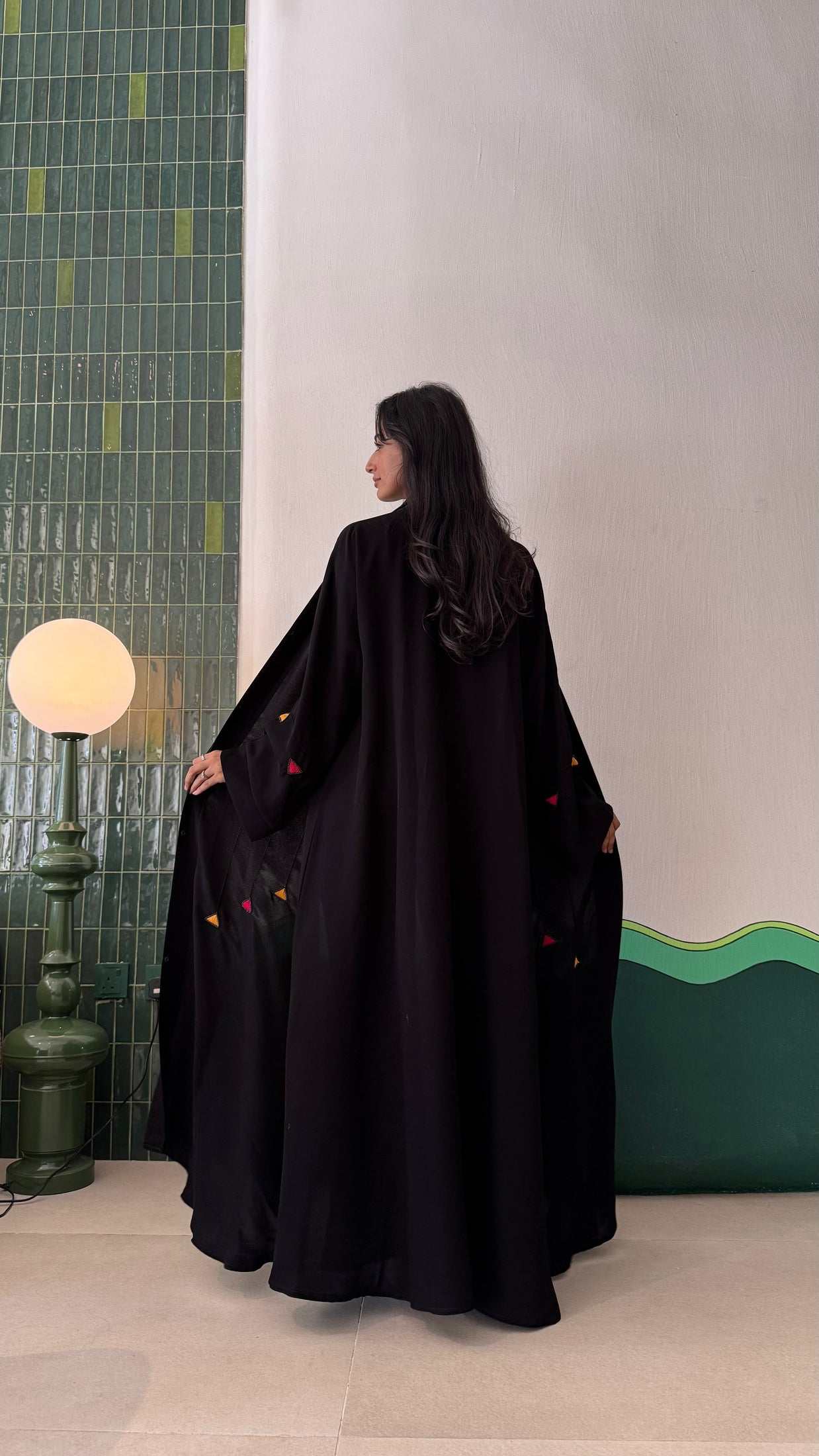 MWT431 - عباية سودا مع تطريز ملون - Aya