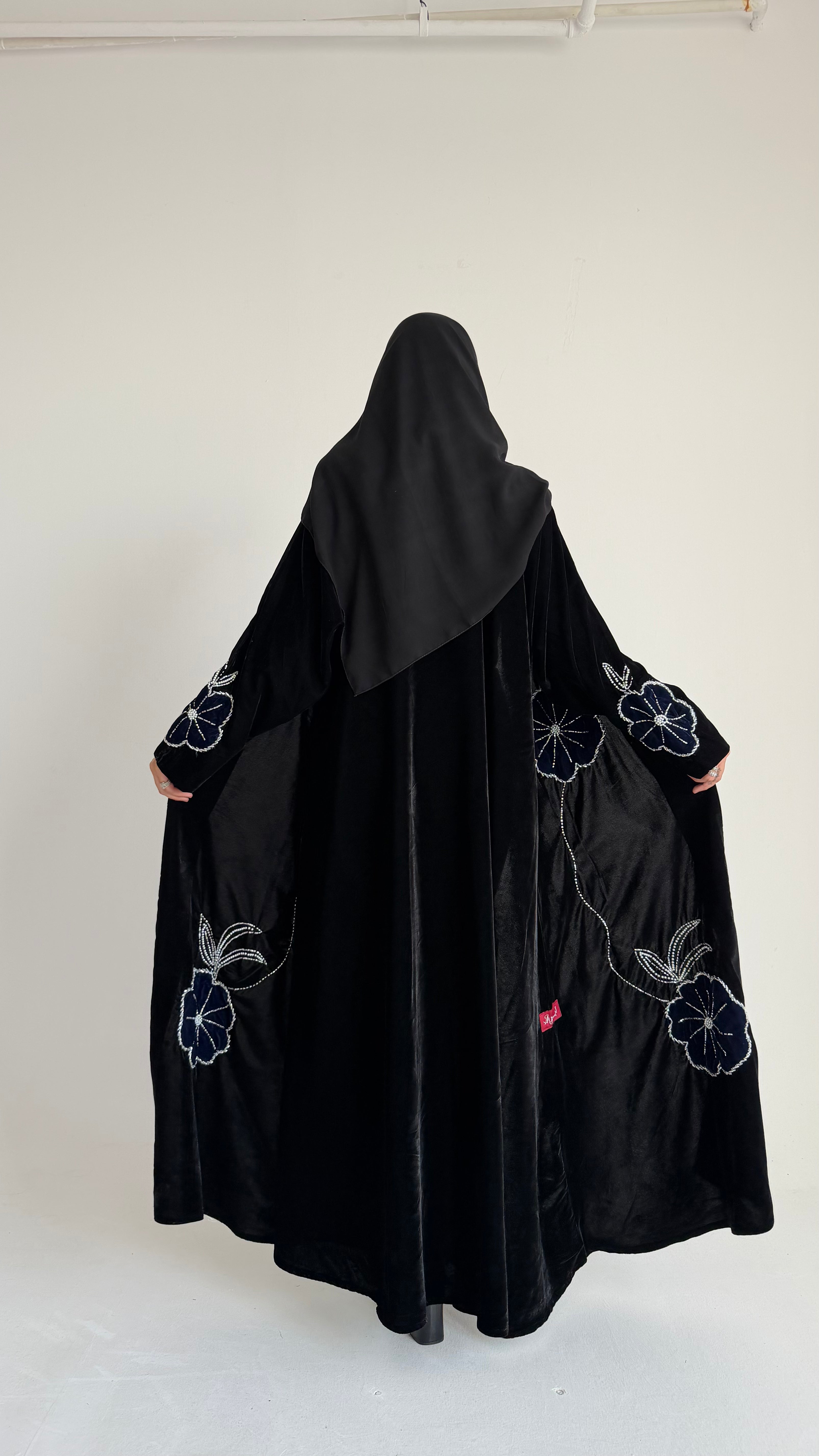 MWT542 - عباية مخمل مع تطريز وشك - Aya