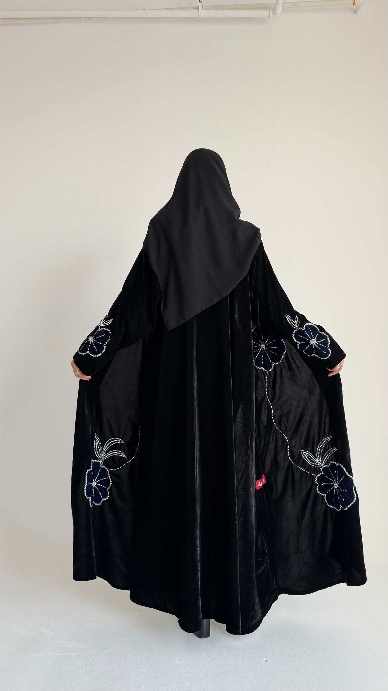 MWT542 - عباية مخمل مع تطريز وشك - Aya