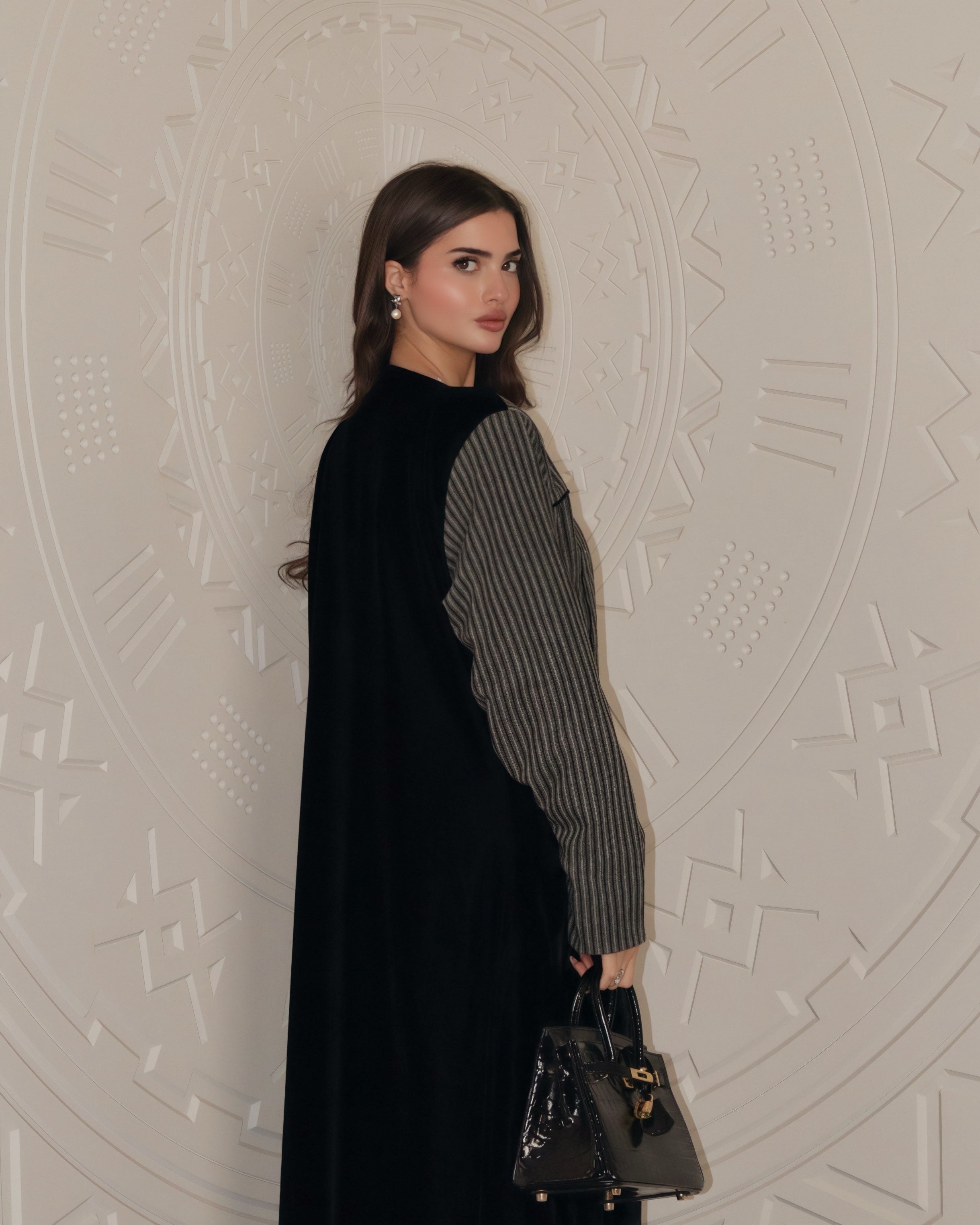 MWT816 - عباية مخمل بتدخيلة مخططة