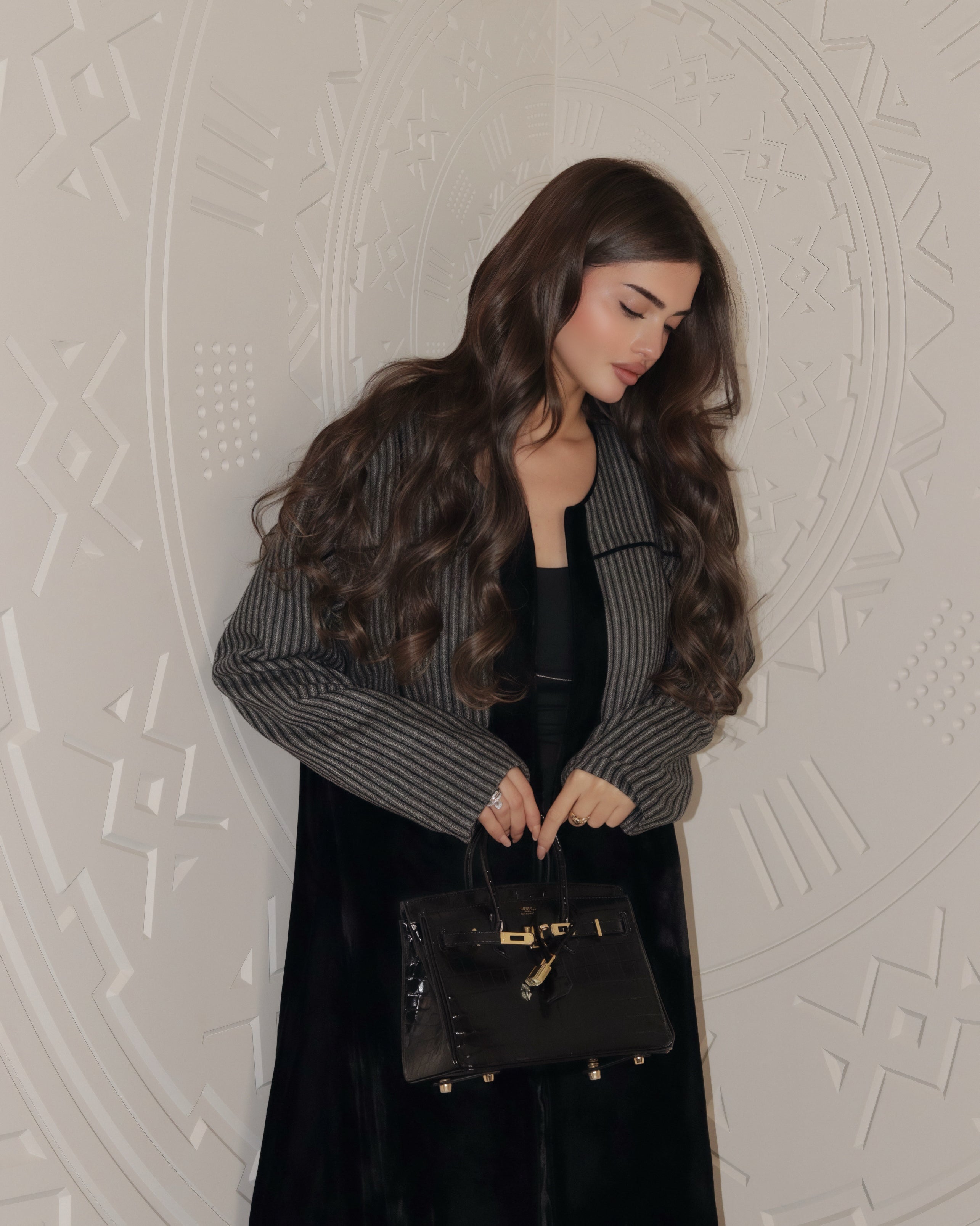 MWT816 - عباية مخمل بتدخيلة مخططة