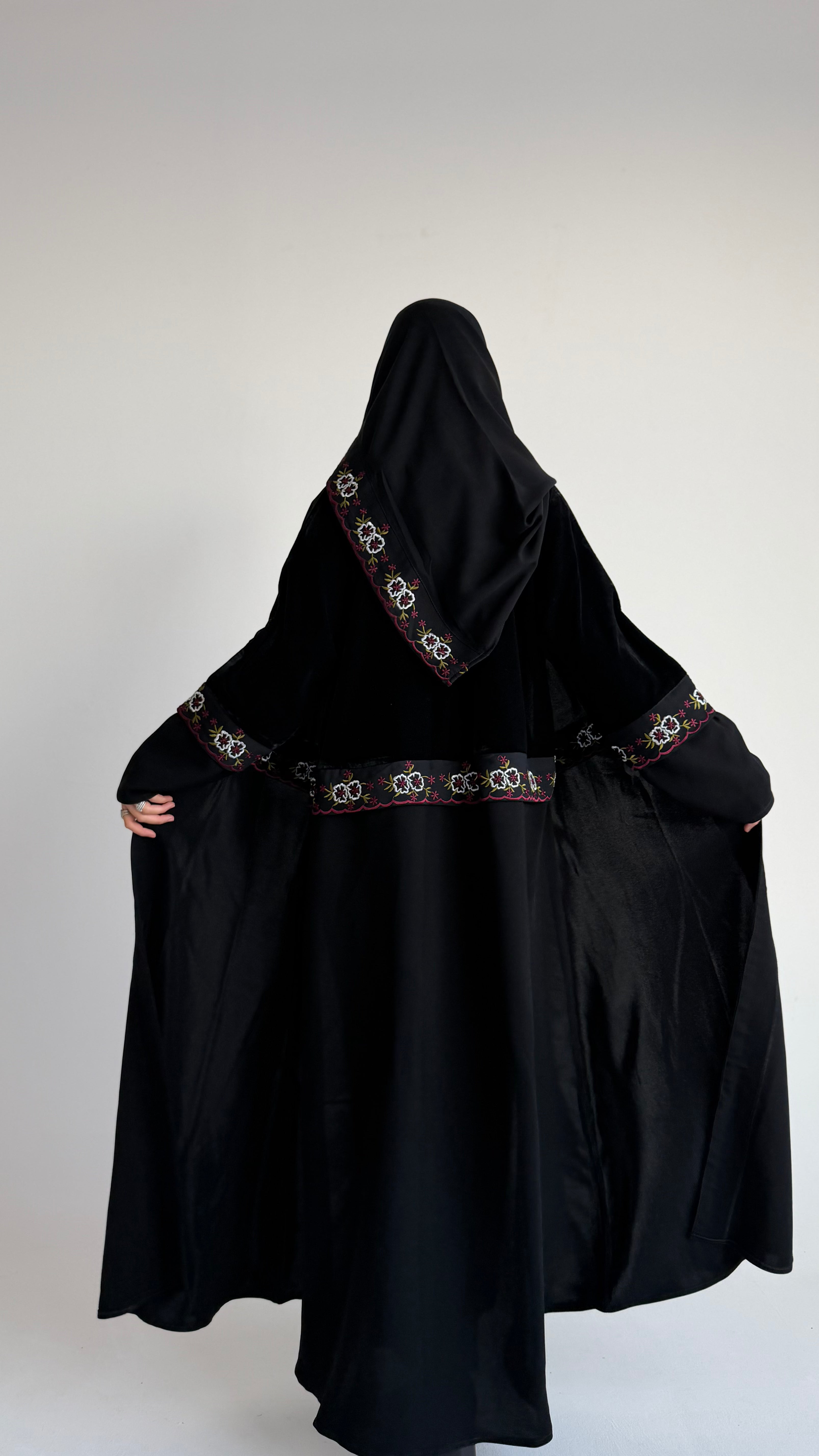 MW1779 - عباية مخمل من تحت قماش كريب الرياض كلفه تطريز كمبيوتر - Aya