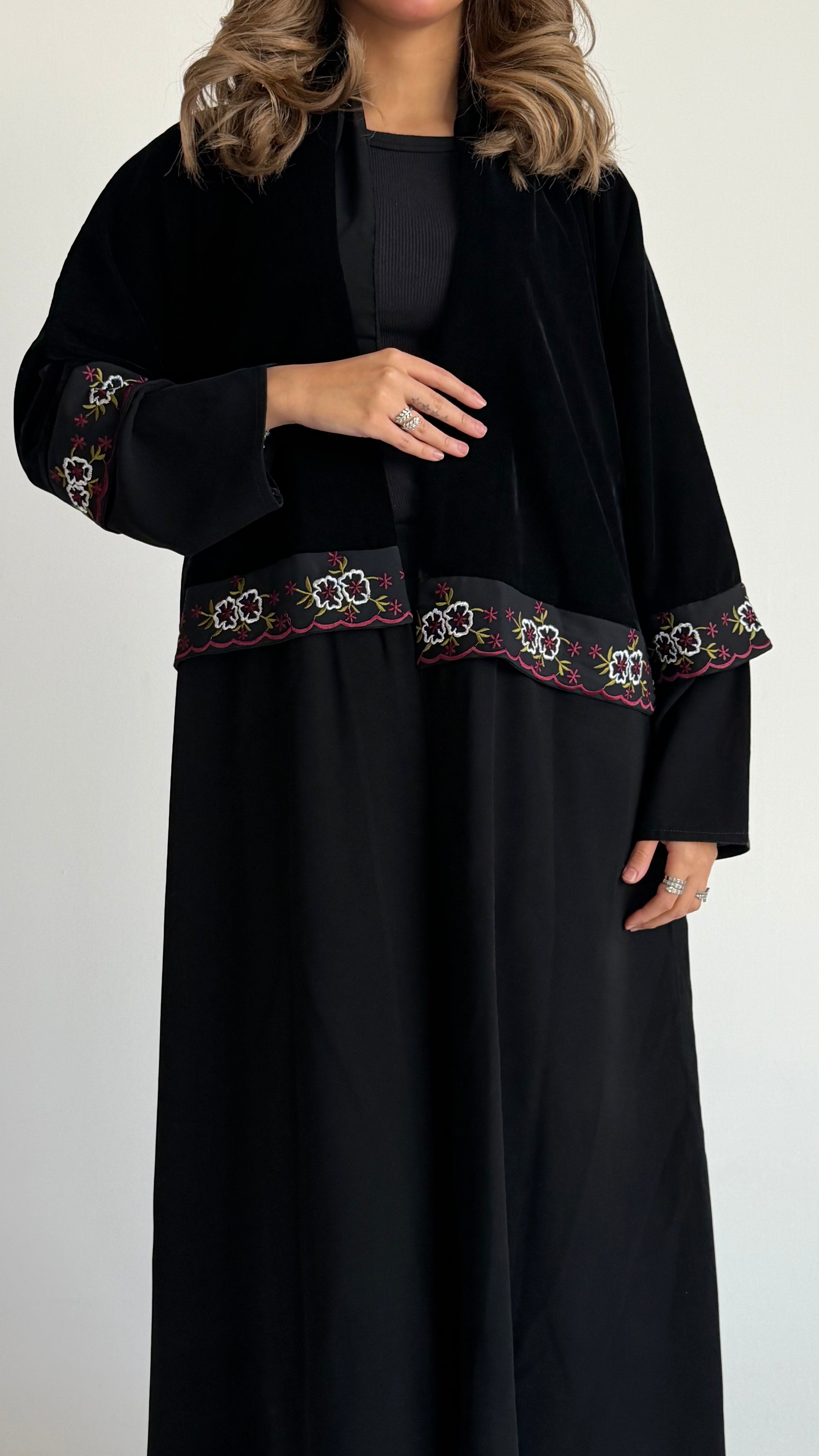 MW1779 - عباية مخمل من تحت قماش كريب الرياض كلفه تطريز كمبيوتر - Aya