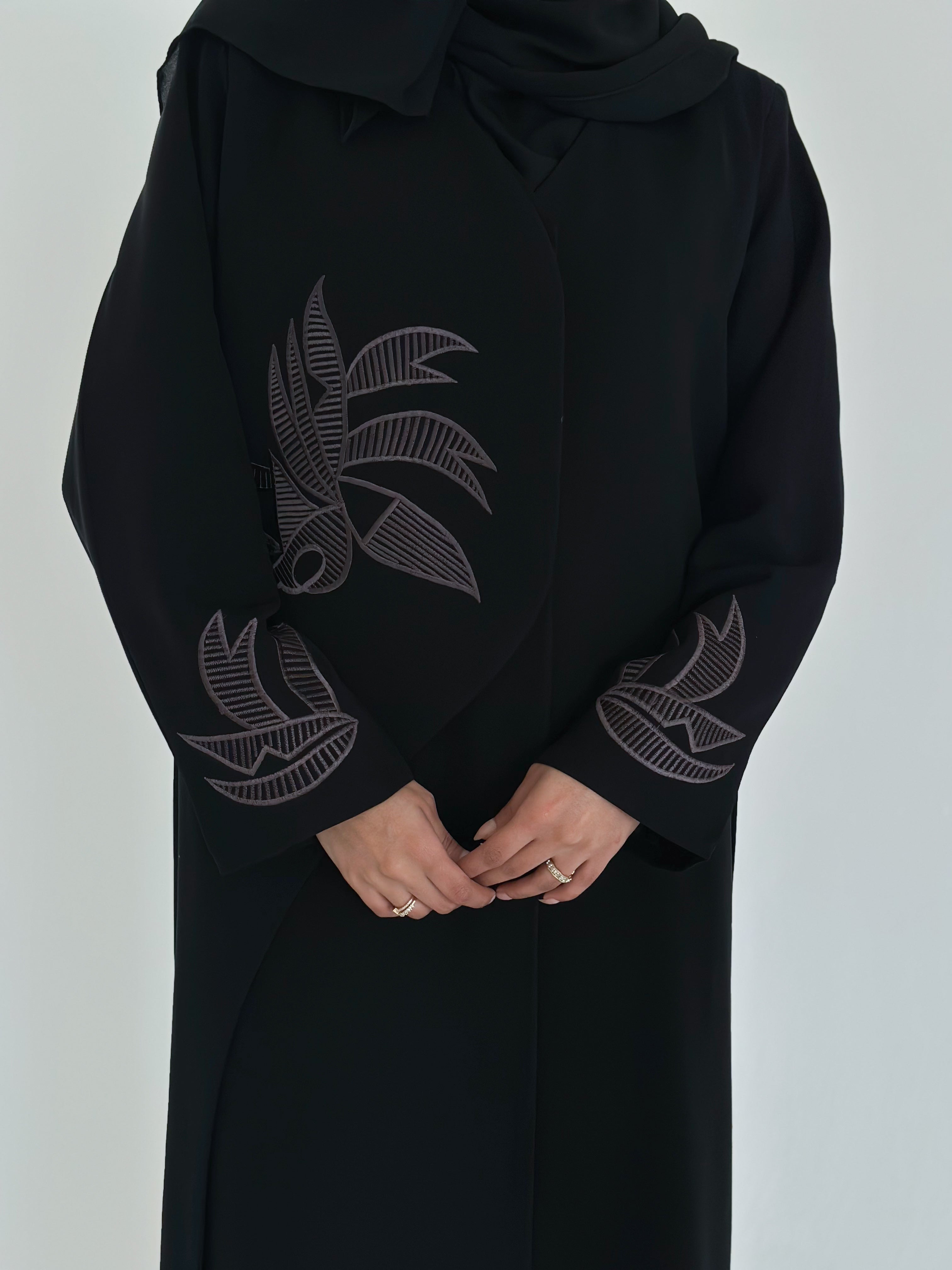 MW1340- عباية كريب سوداء بتطريز رمادى - Aya