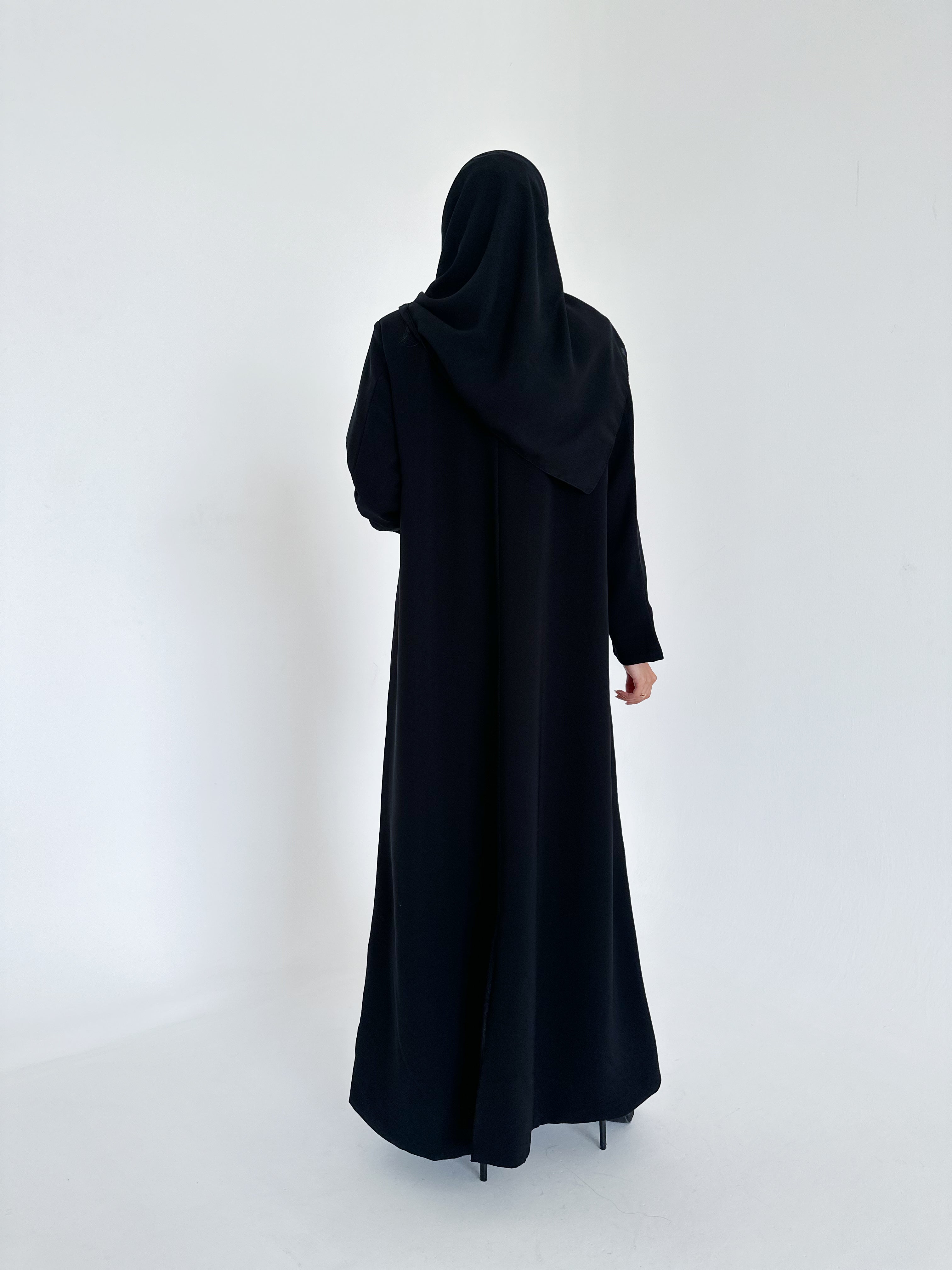 MW1340- عباية كريب سوداء بتطريز اسود