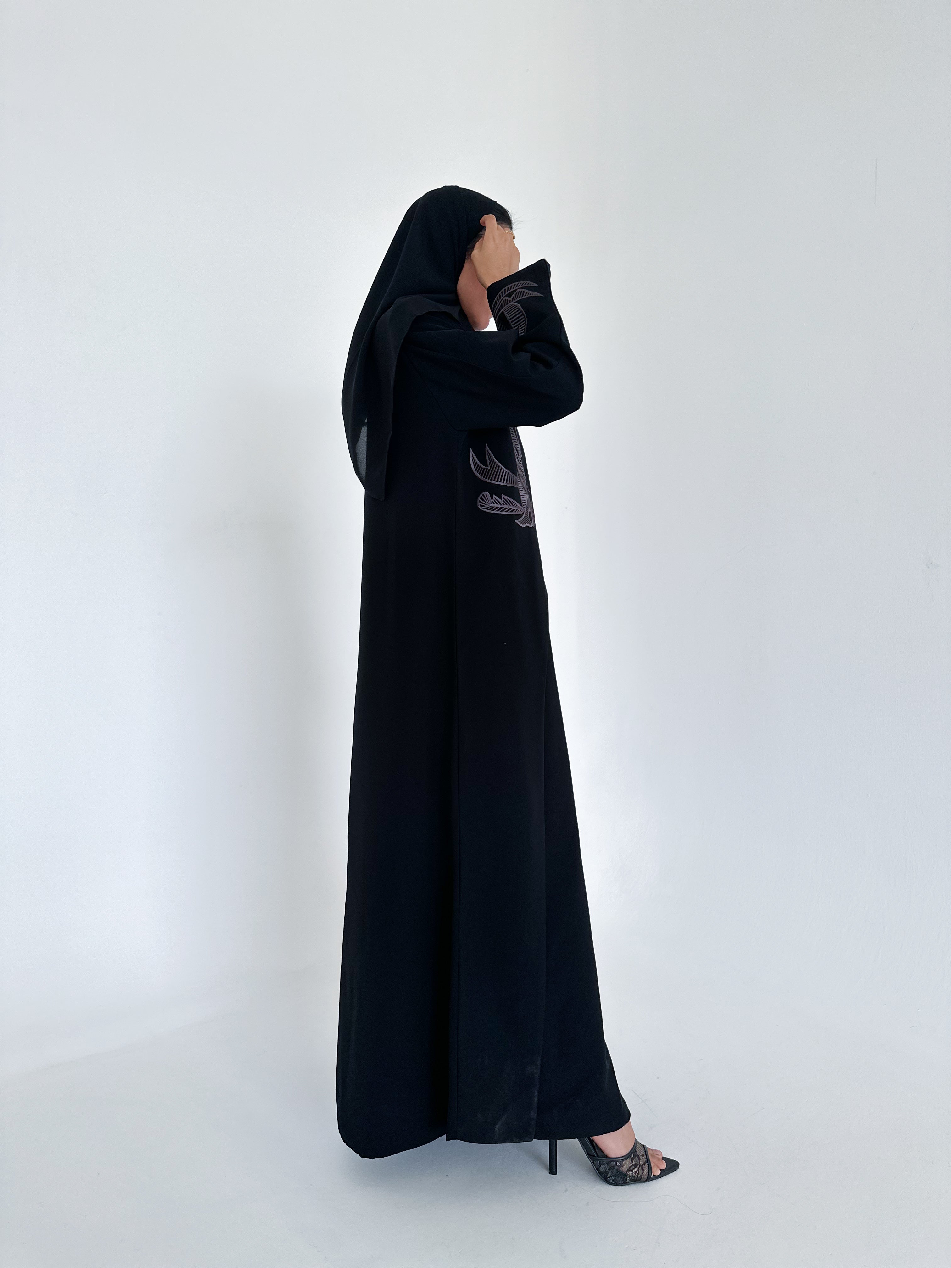 MW1340- عباية كريب سوداء بتطريز رمادى - Aya