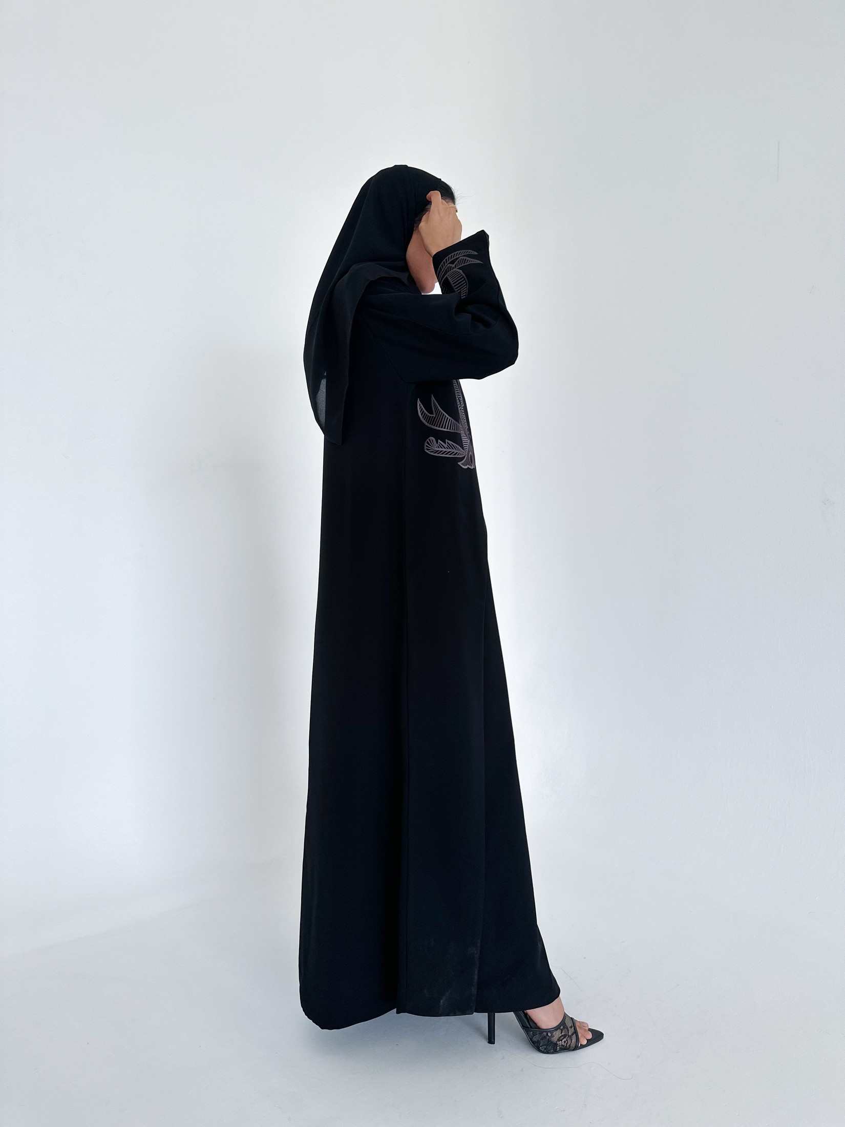 MW1340- عباية كريب سوداء بتطريز رمادى - Aya