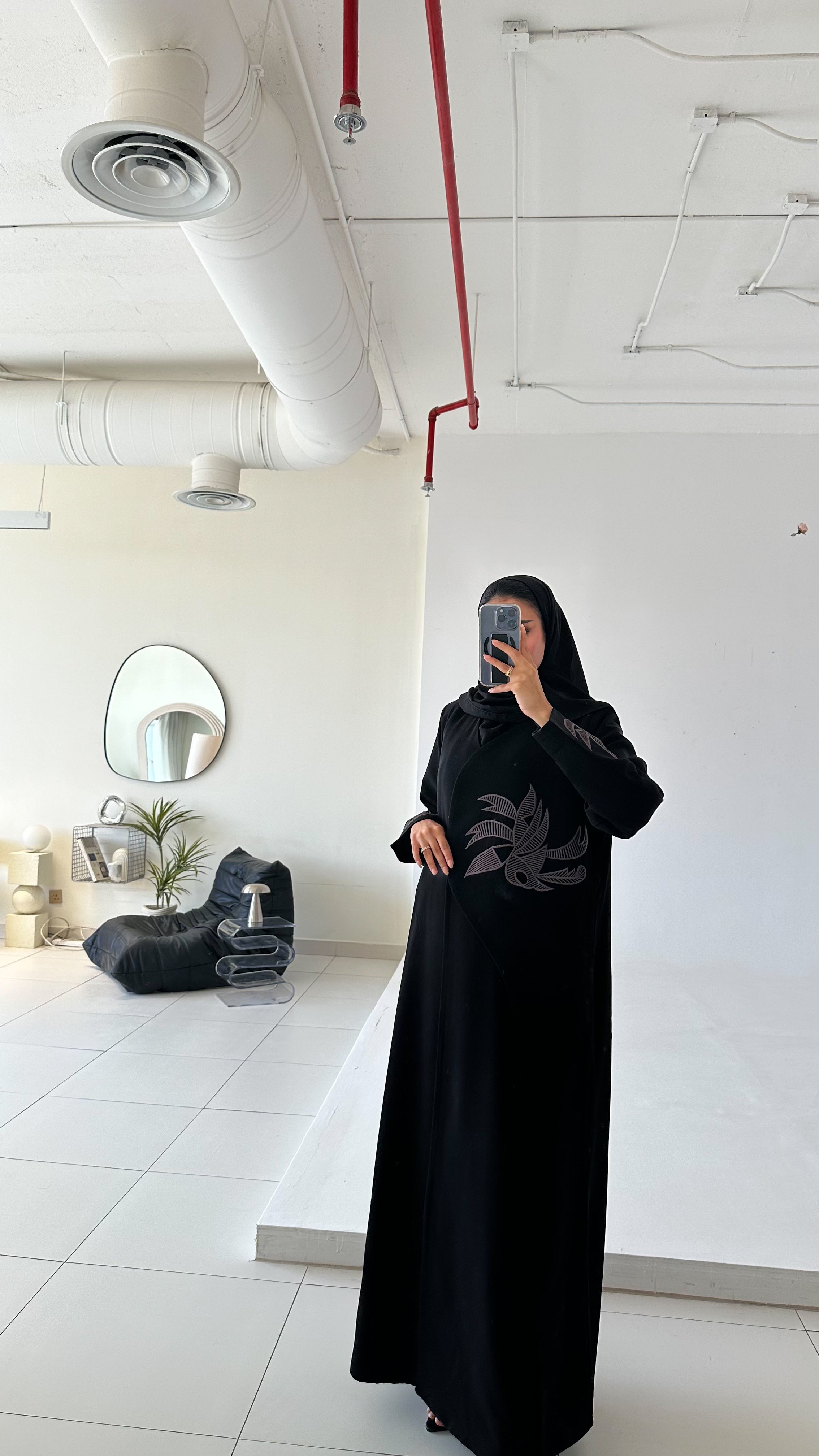 MW1340- عباية كريب سوداء بتطريز رمادى - Aya