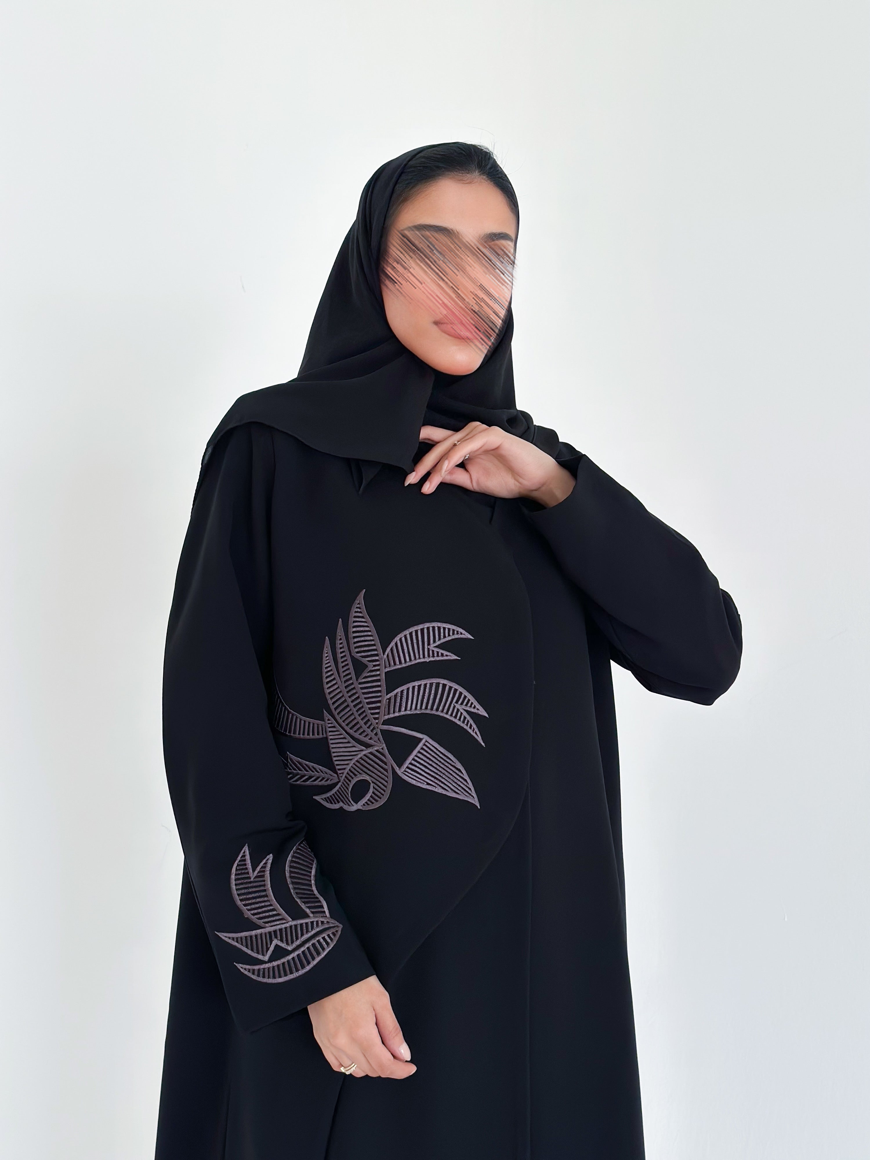 MW1340- عباية كريب سوداء بتطريز رمادى - Aya