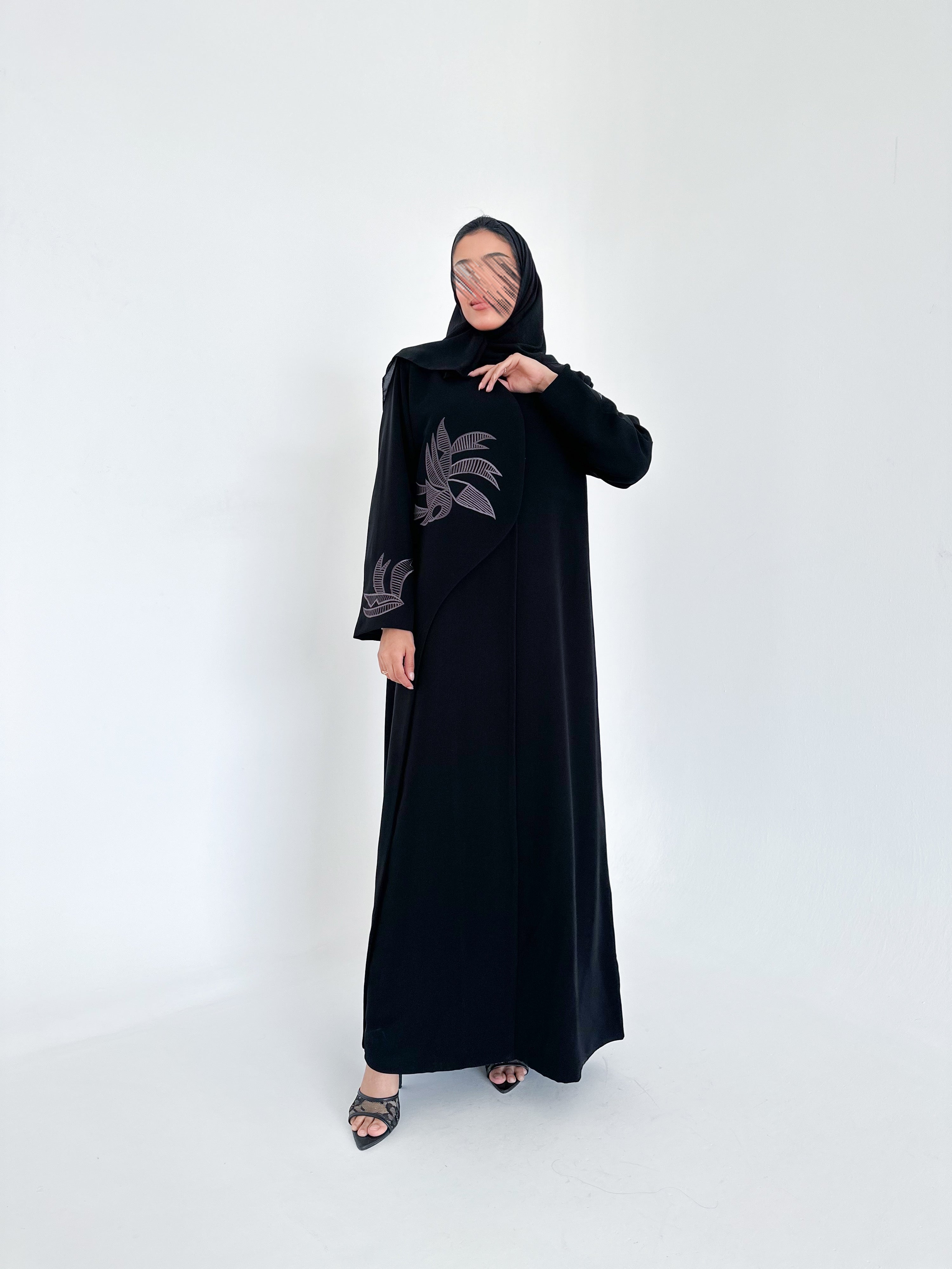 MW1340- عباية كريب سوداء بتطريز اسود