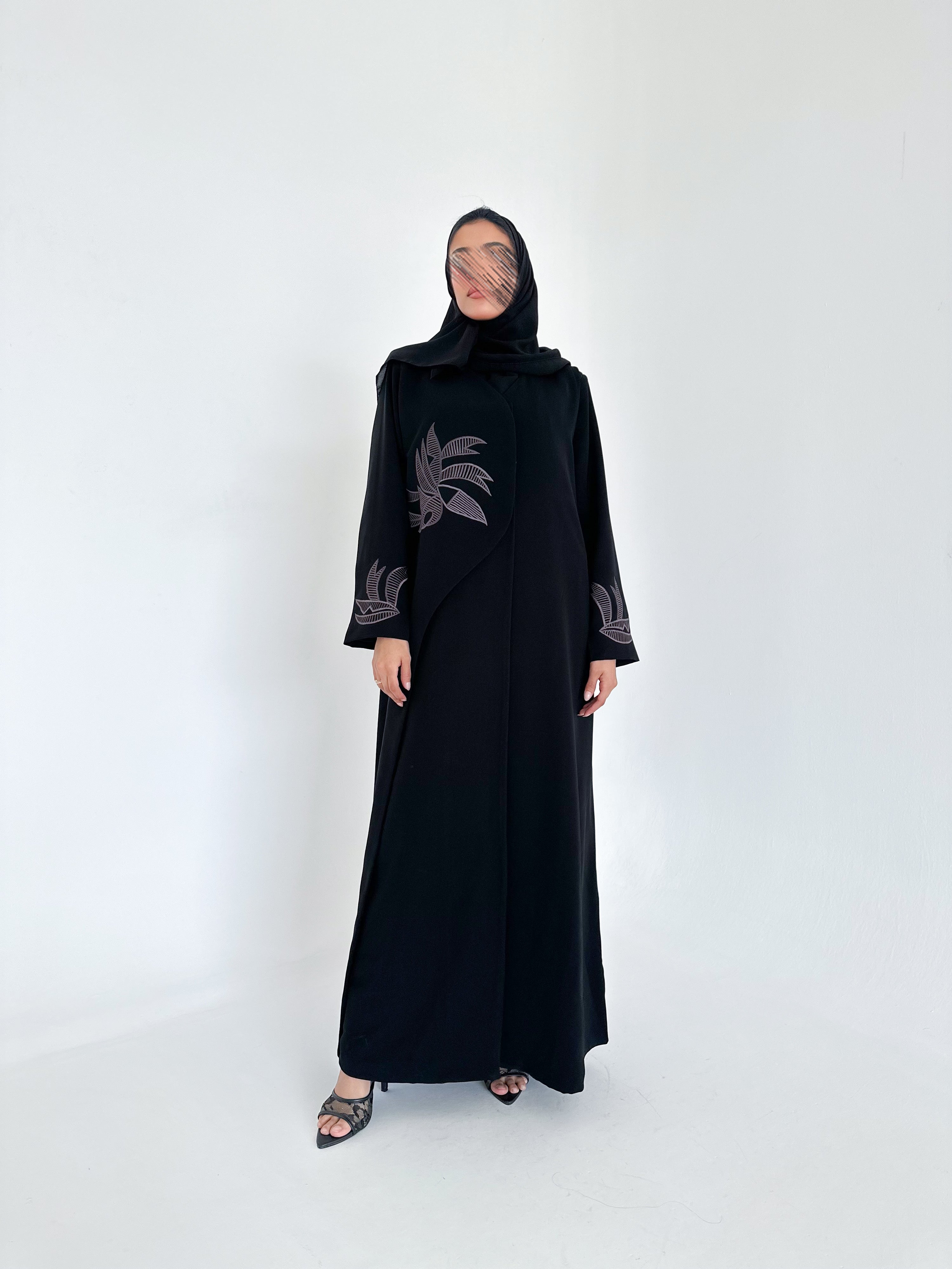 MW1340- عباية كريب سوداء بتطريز رمادى - Aya
