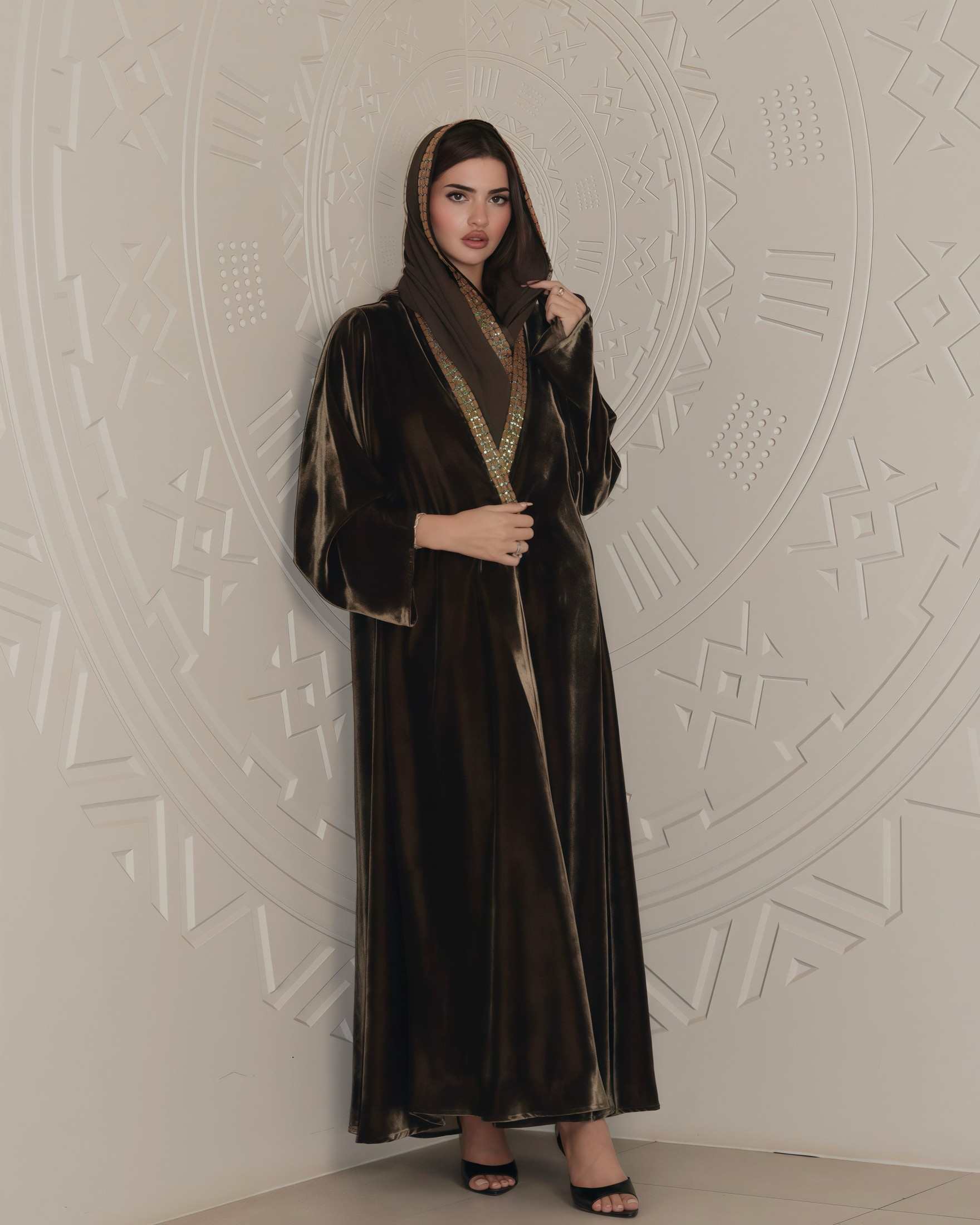MWT825 - عباية مخمل مع تدخيلة كلفة بالامام - Aya