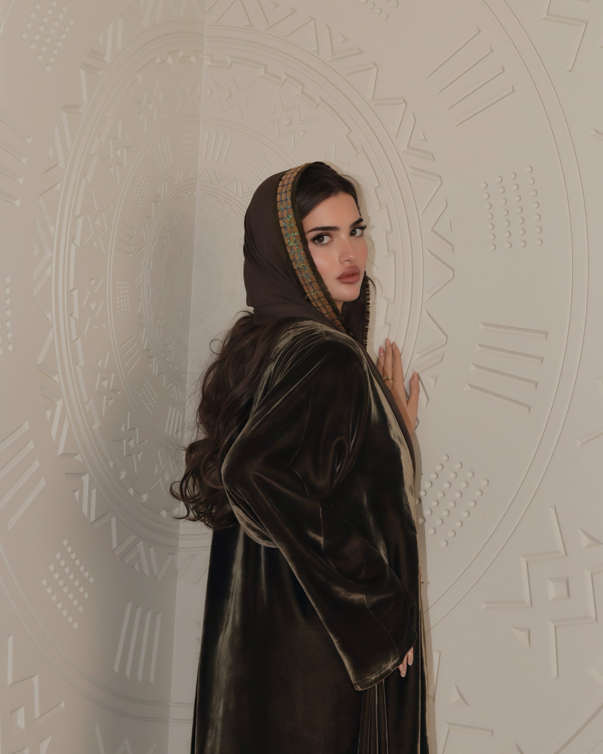 MWT825 - عباية مخمل مع تدخيلة كلفة بالامام