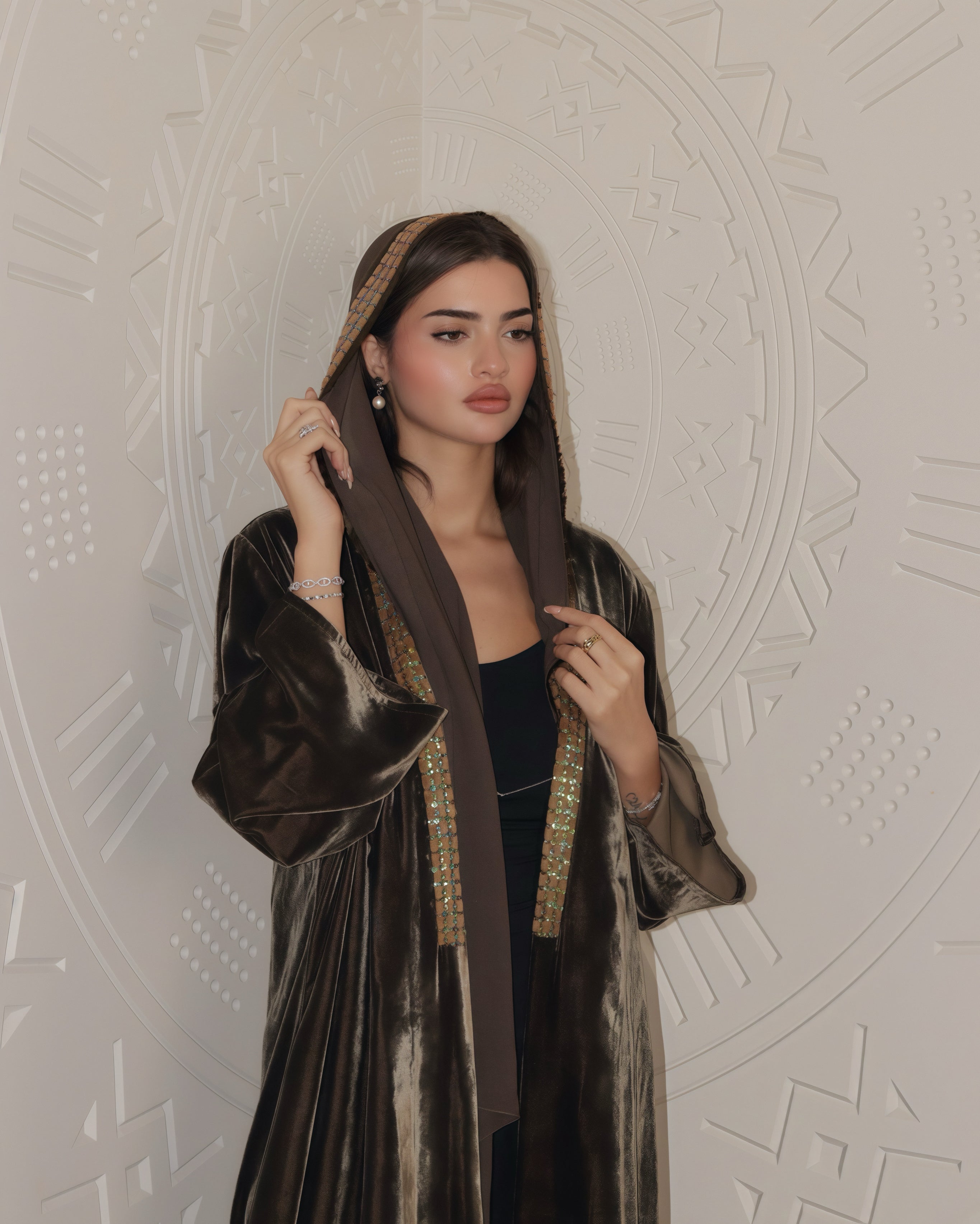 MWT825 - عباية مخمل مع تدخيلة كلفة بالامام