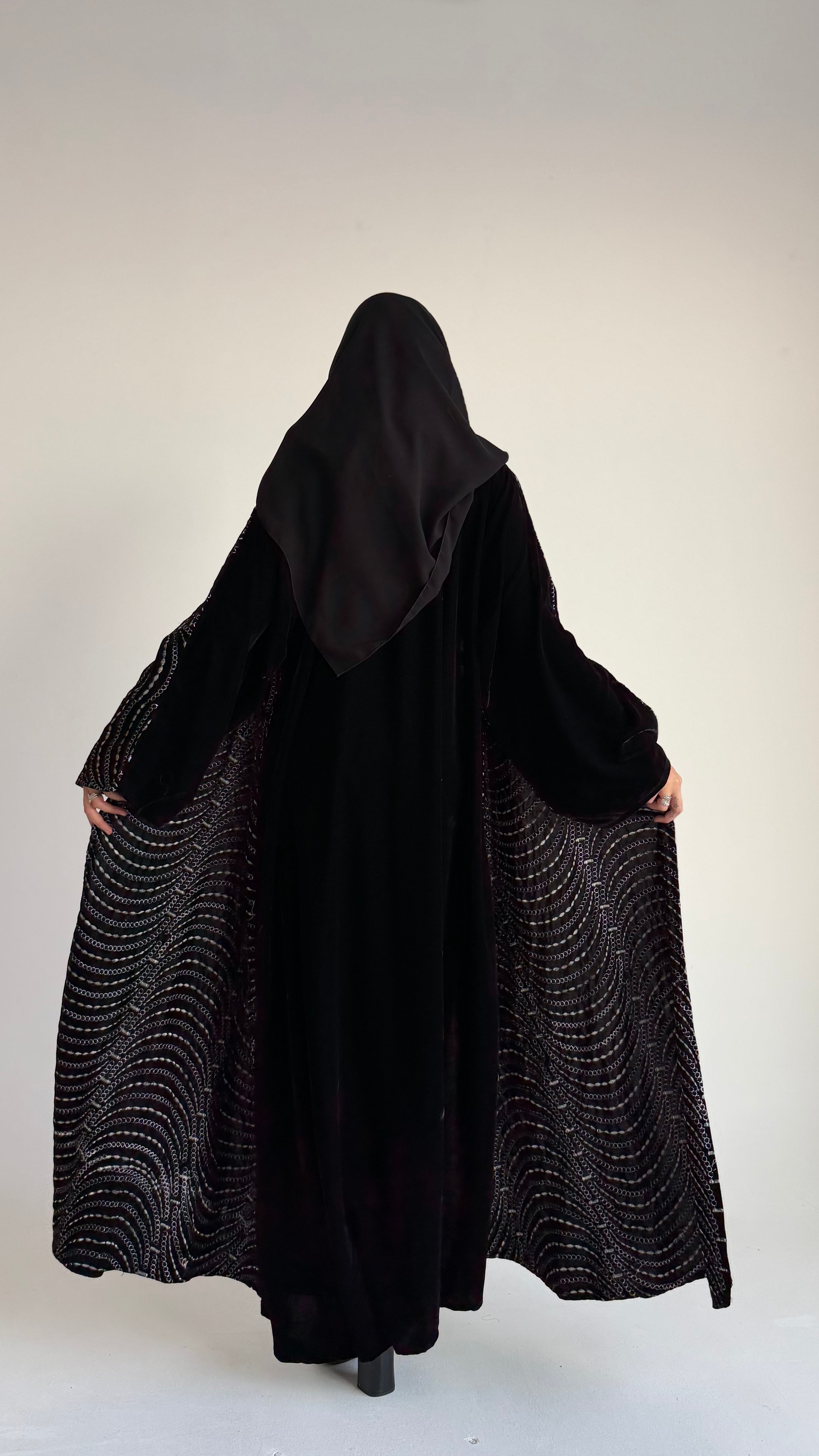 MWT629 - عباية مخمل تطريز من الامام - Aya