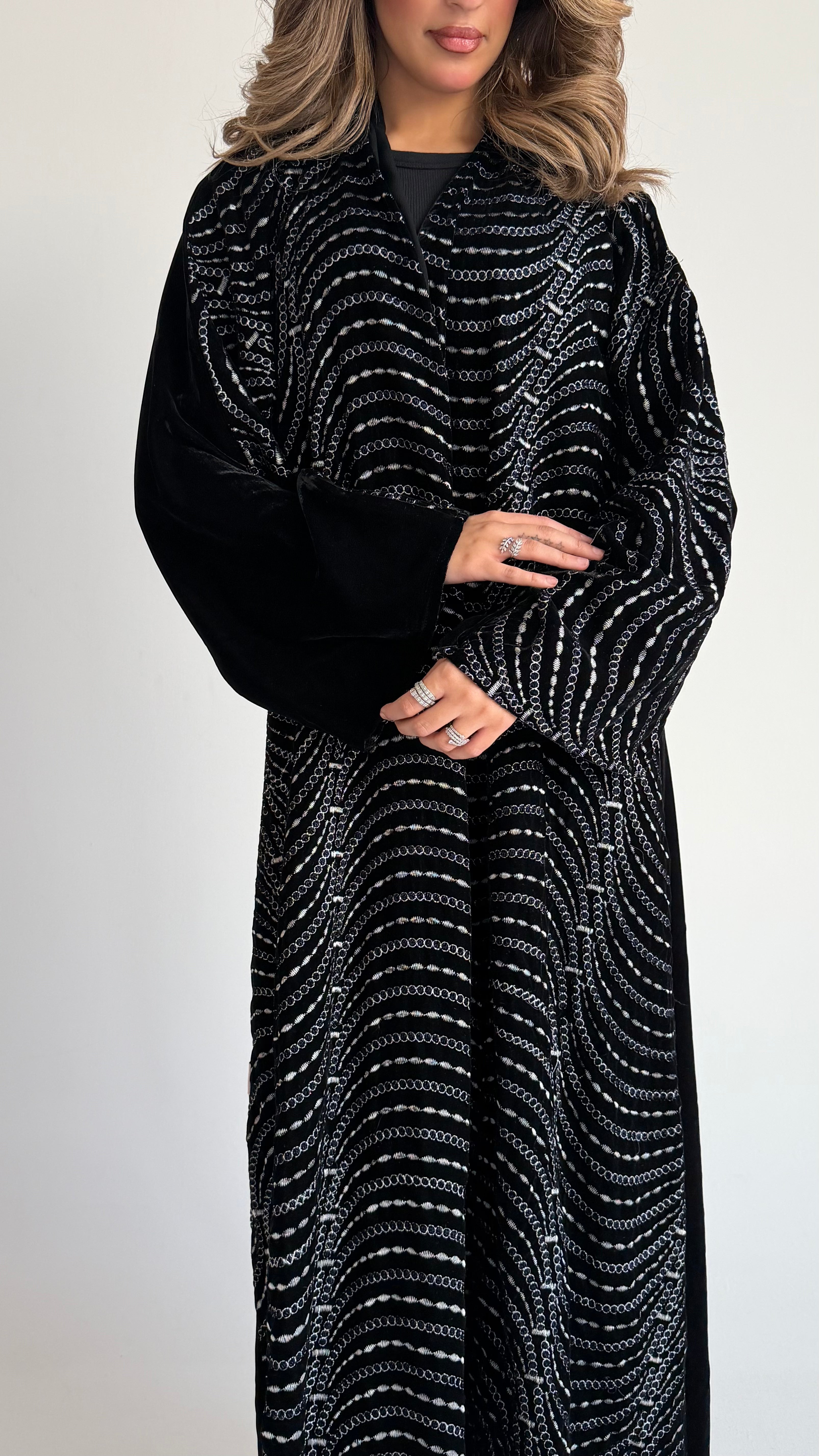 MWT629 - عباية مخمل تطريز من الامام - Aya