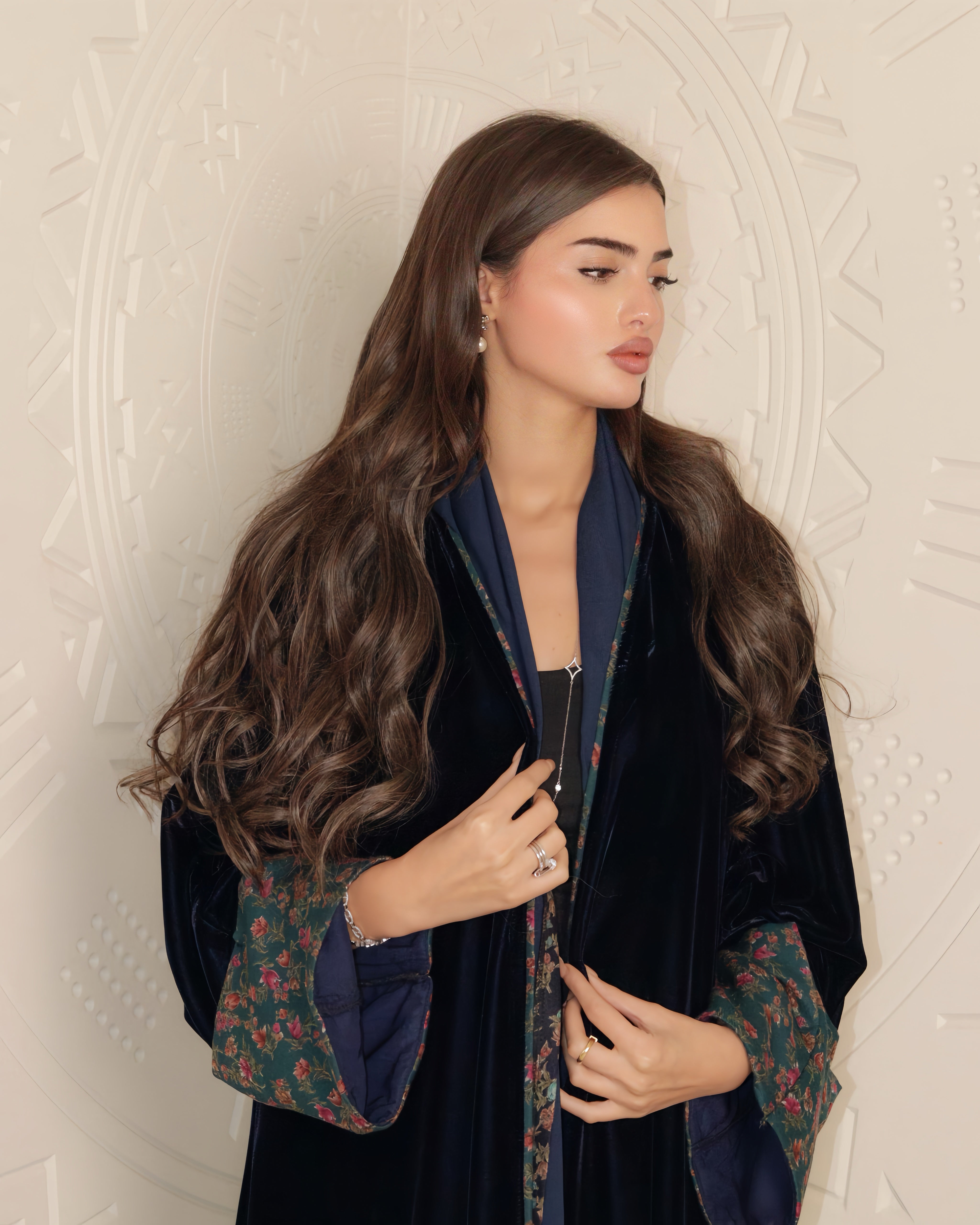 MWT706 - عباية مخمل مع تدخيلة كشميري تركواز