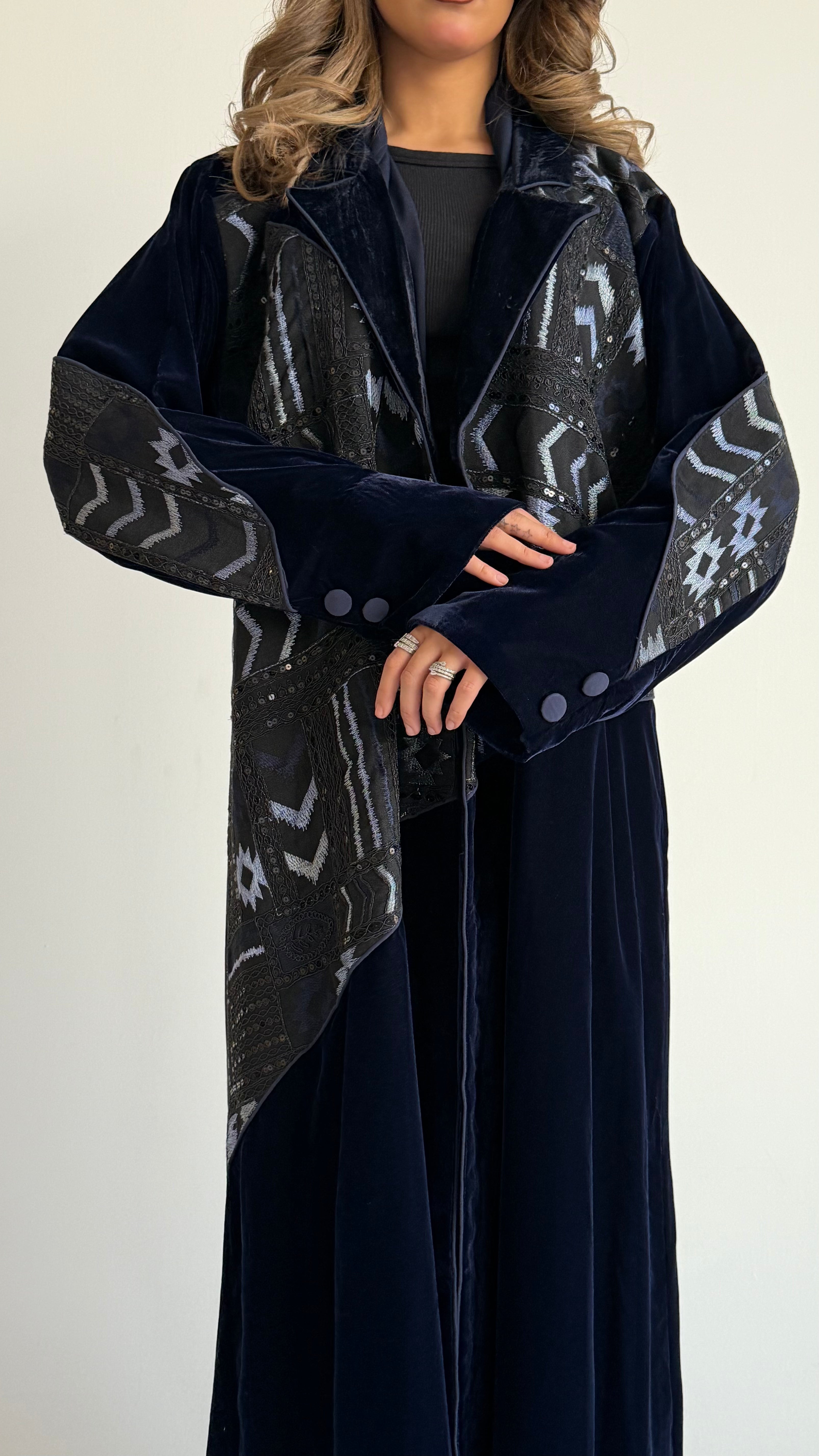 MWT546 - عباية مخمل كحلي مع تطريز هندي - Aya