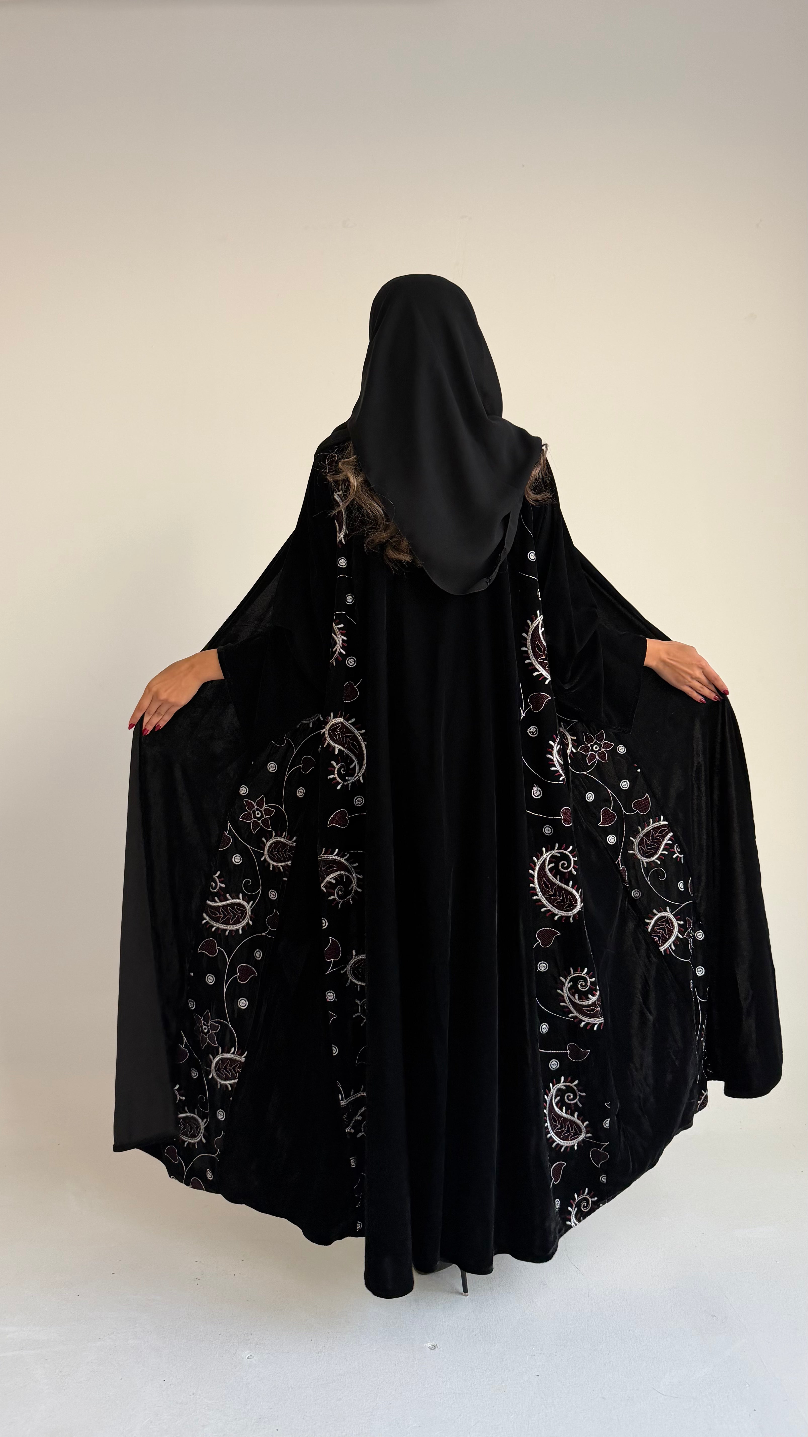 MW1802 - عباية مخمل مع اضافة تطريز كمبويتر على الجوانب - Aya
