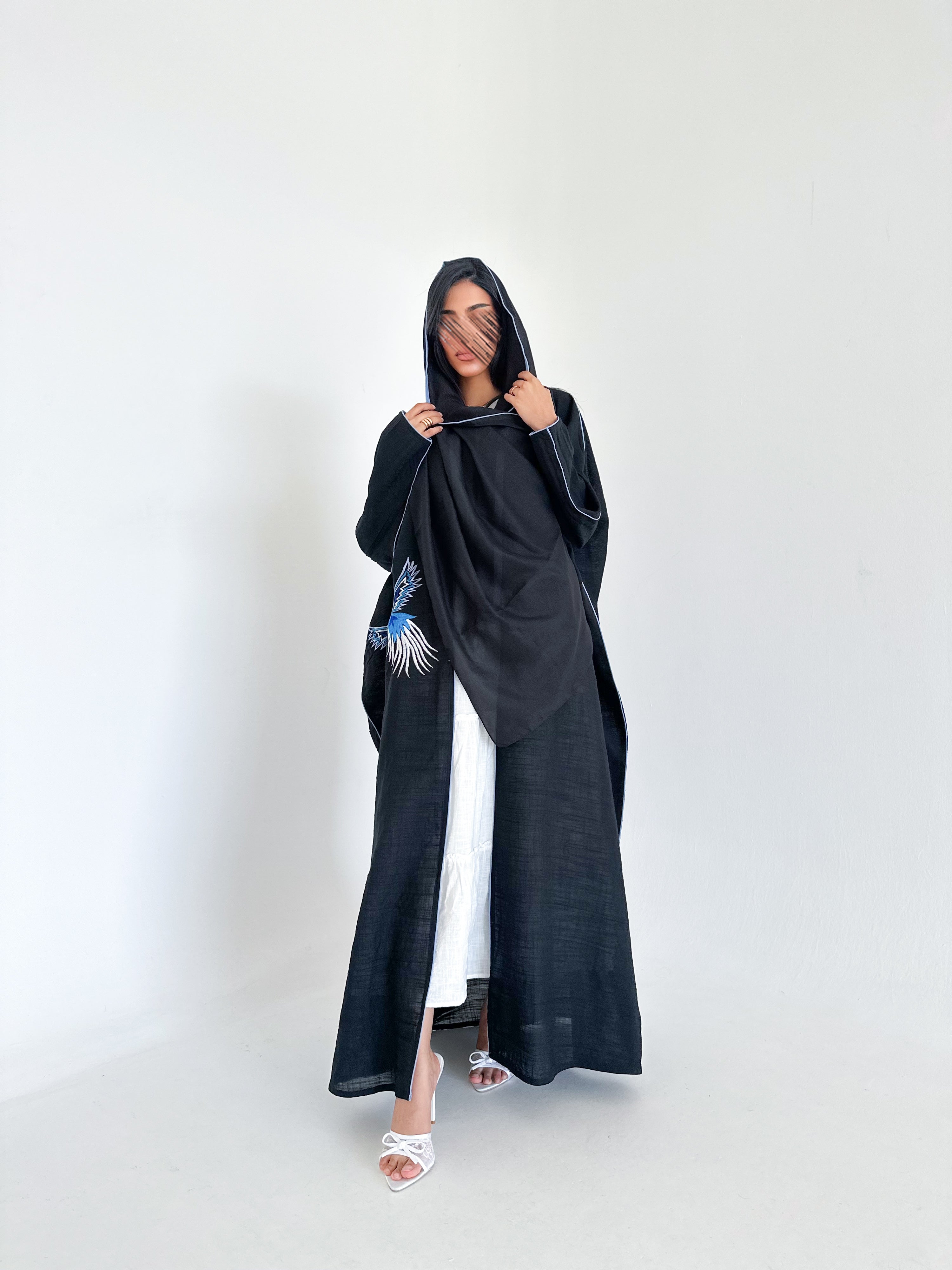 MW1343 - عباية فراشة بنقشة طيور مطرزة يدوياً - Aya