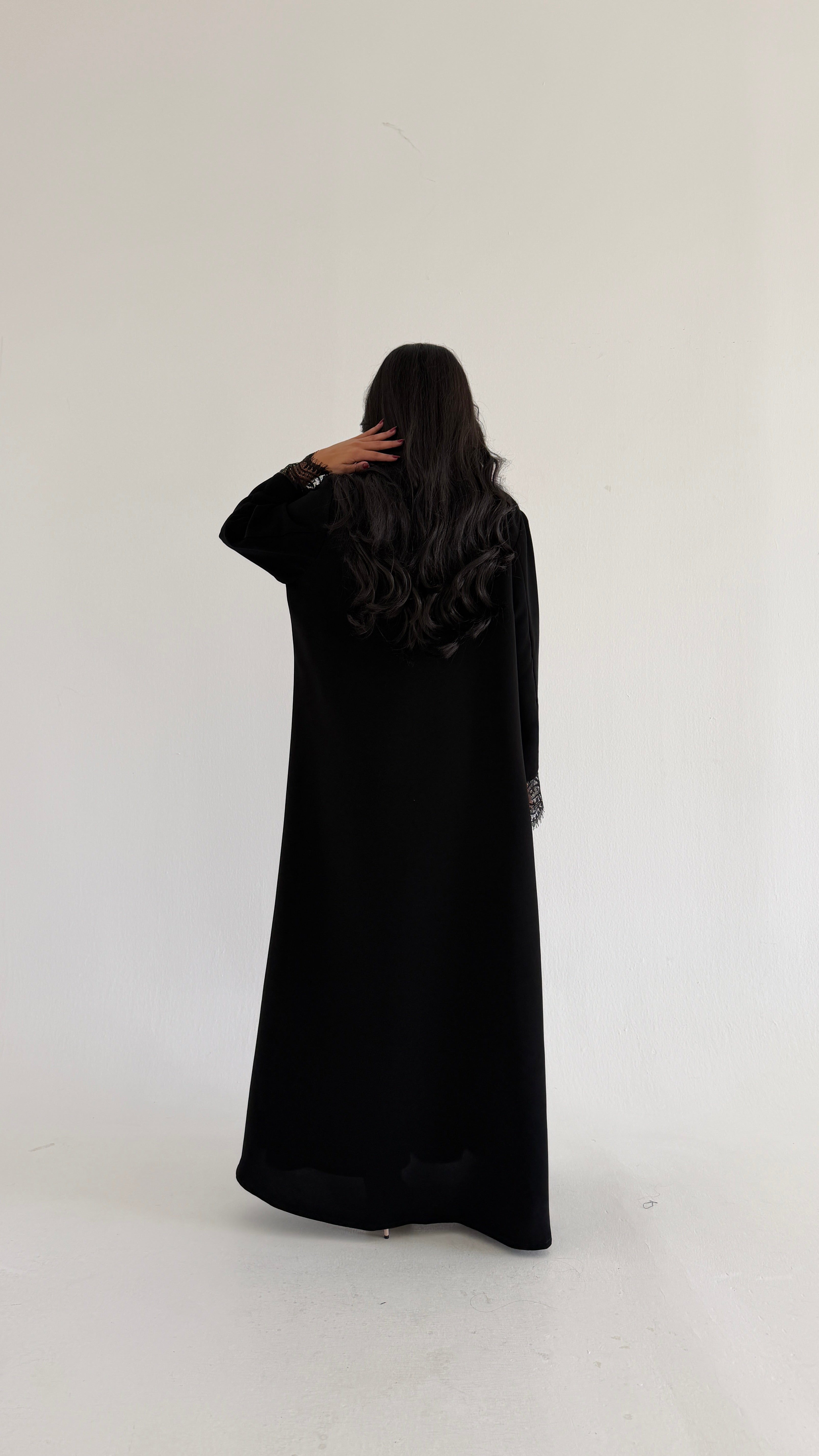 MWT1010 - عباية مع تدخيلة دانتيل بشكل راقي - Aya