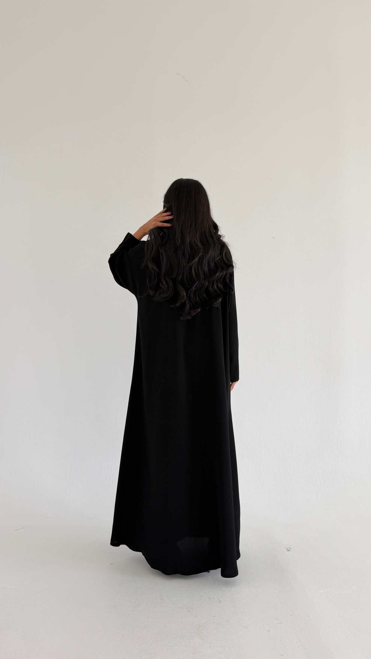 MWT1018 - عبايه اسود مع تطريز من الامام - Aya