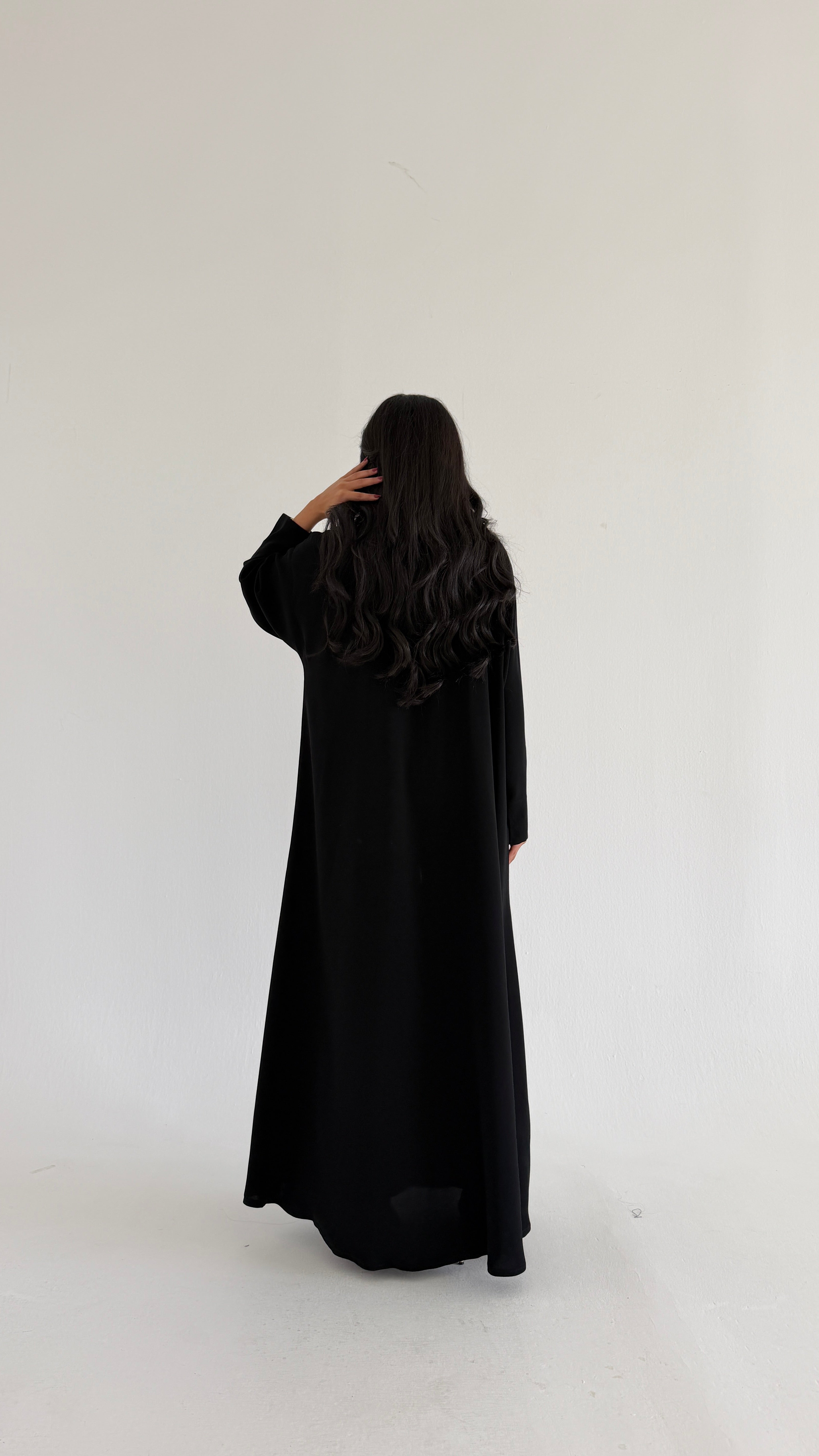 MWT1018 - عبايه اسود مع تطريز من الامام - Aya