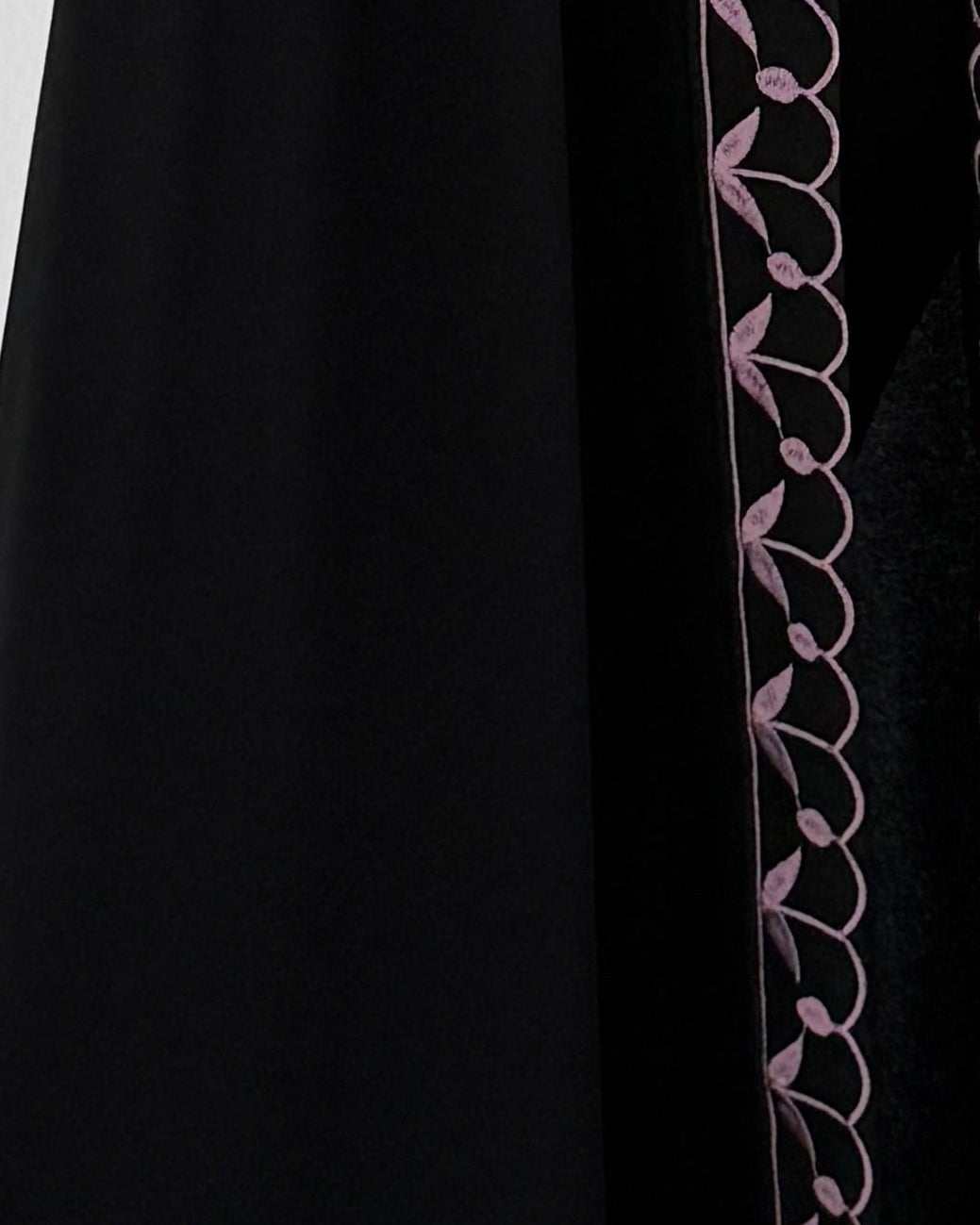 MWT1018 - عبايه اسود مع تطريز من الامام - Aya
